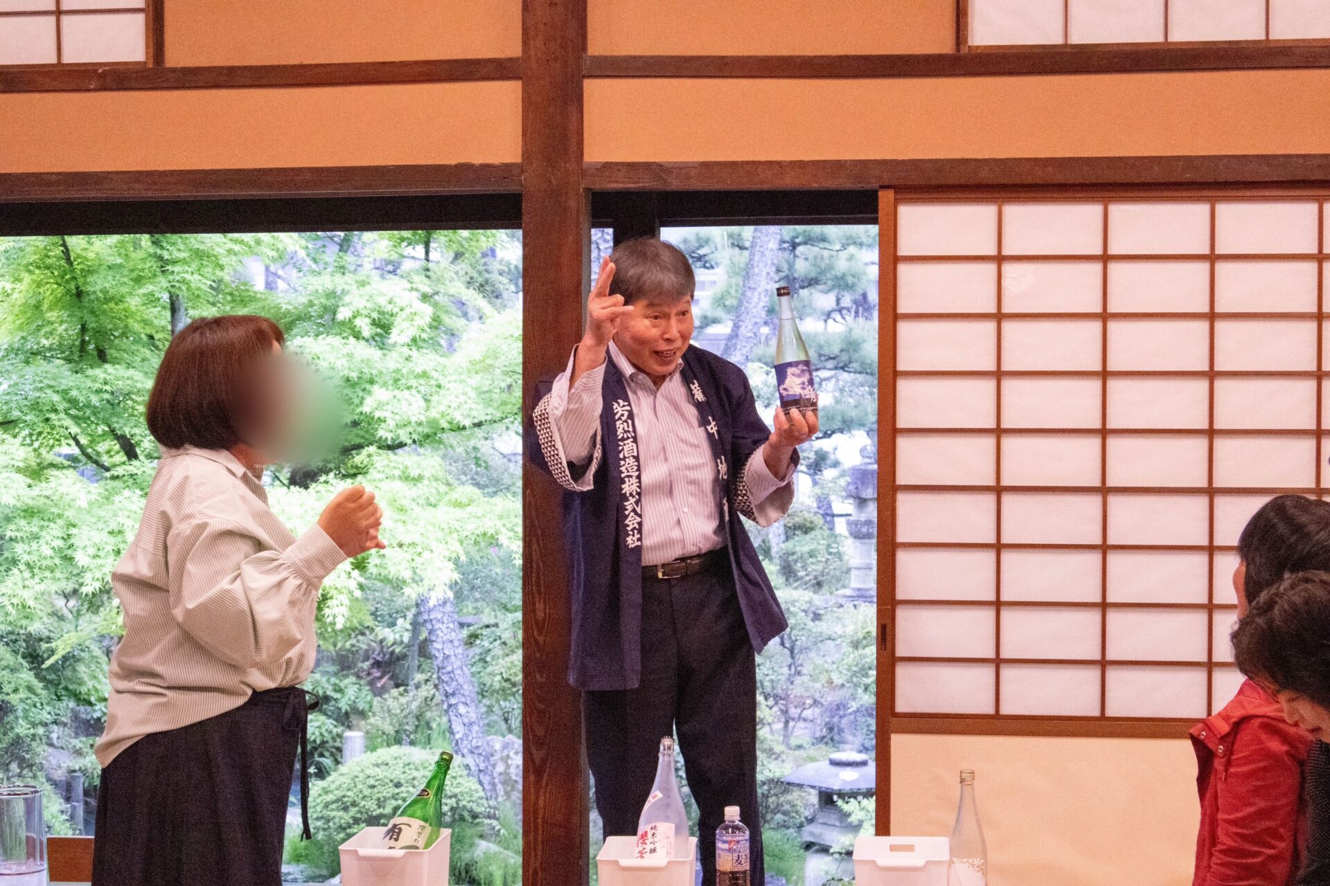 じゃんけんをする芳烈酒造の蔵元さん
