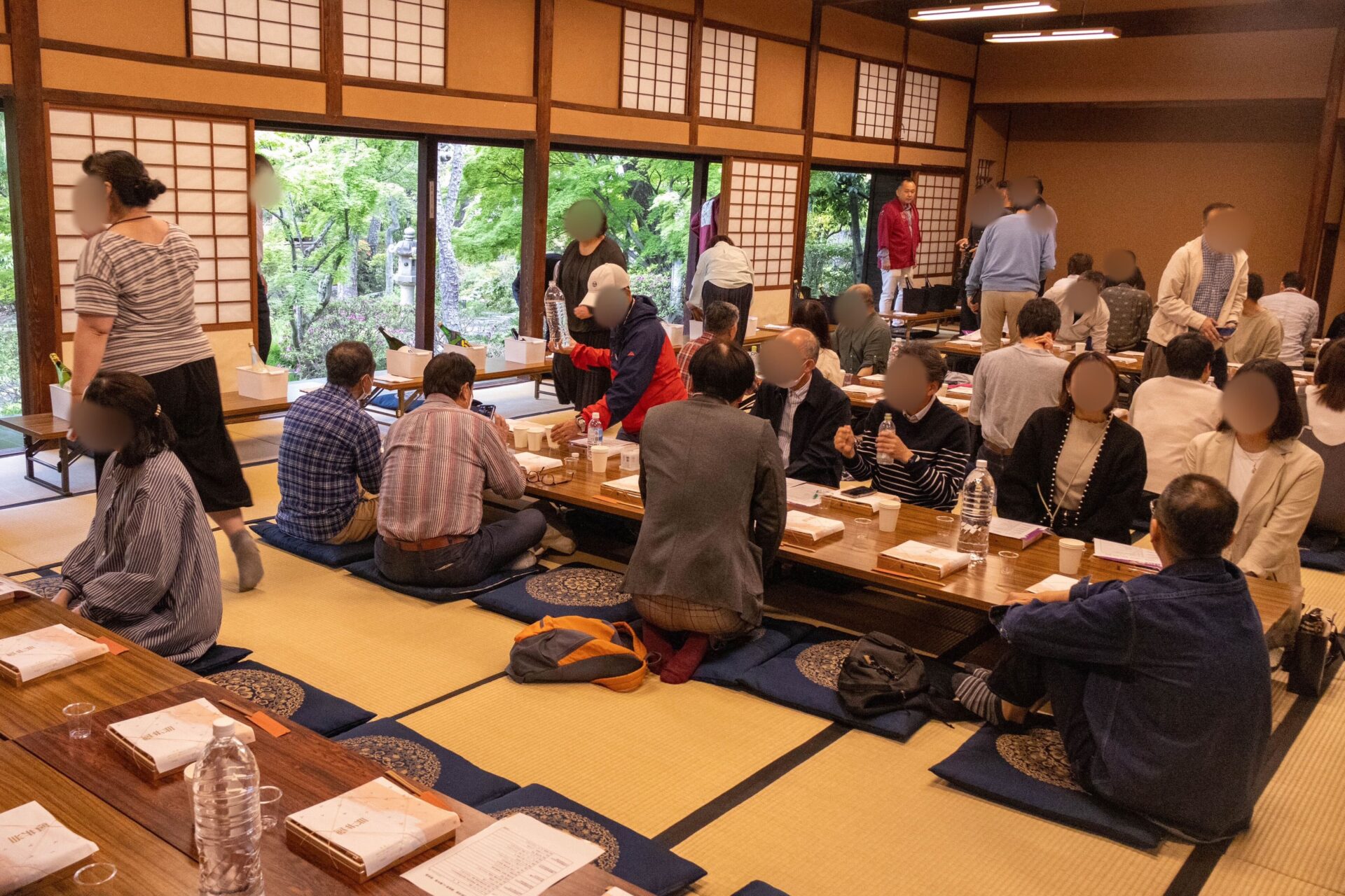 賑やかな雰囲気の大広間
