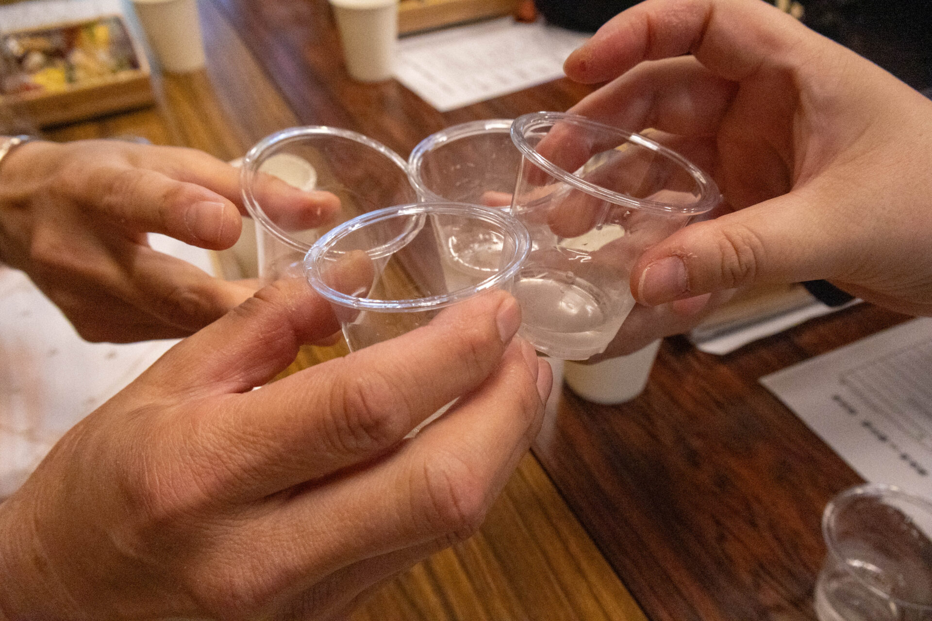 近くの席の人と乾杯