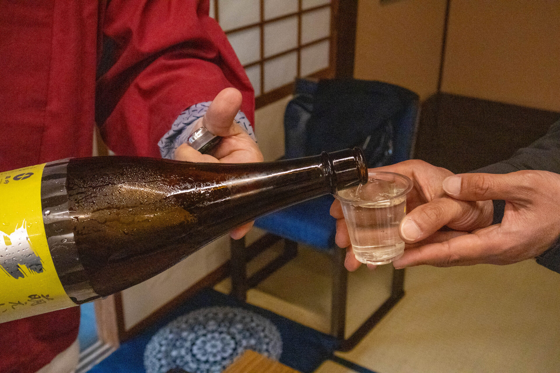 一杯目を注いでもらう