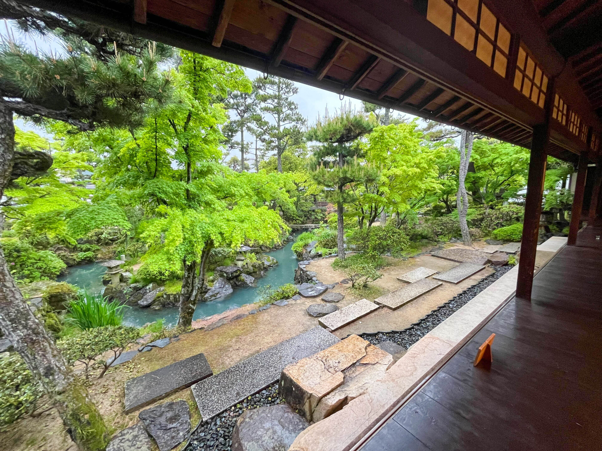 大広間から見える庭園