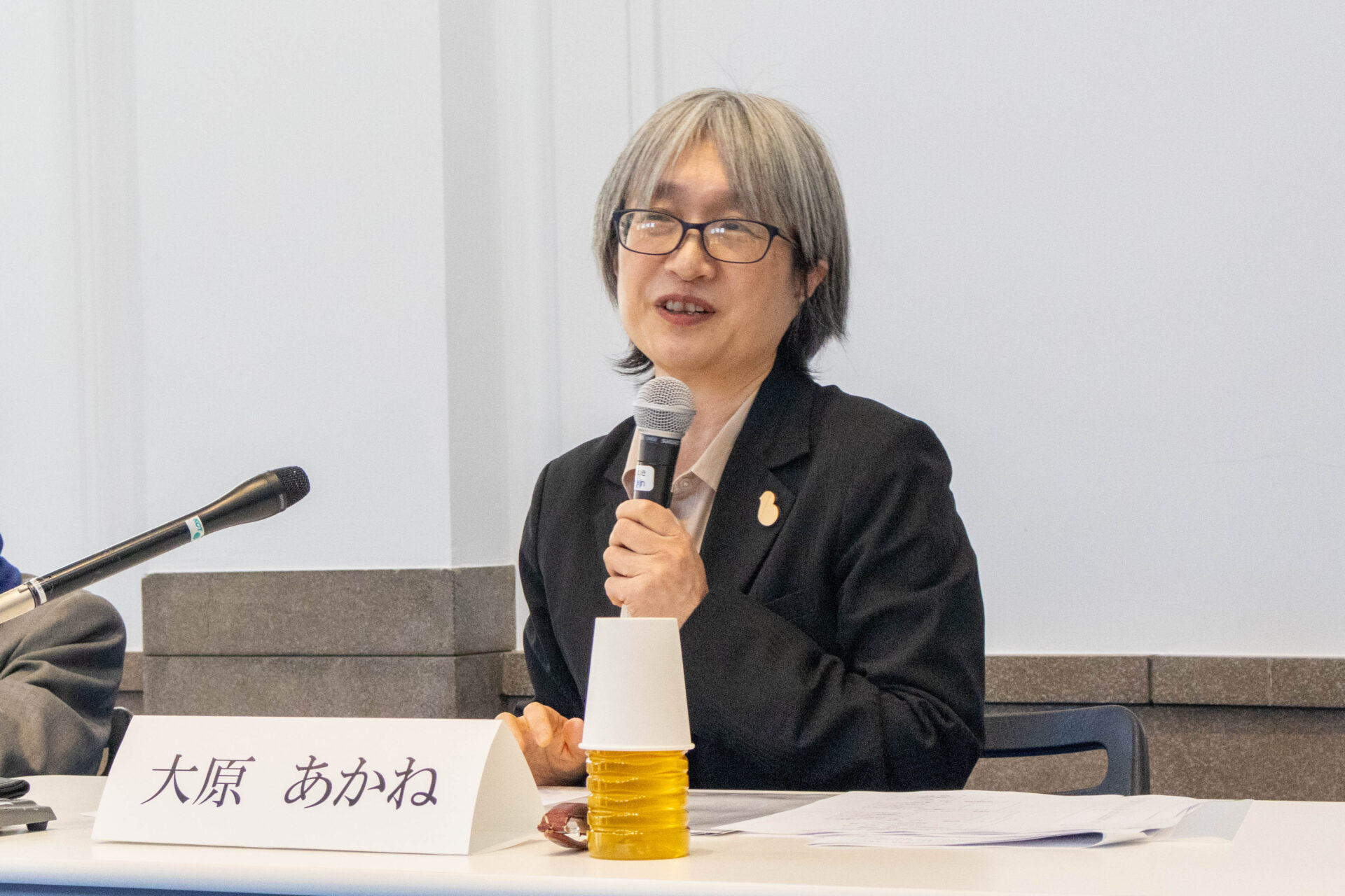 組織変更について説明する大原あかねさん