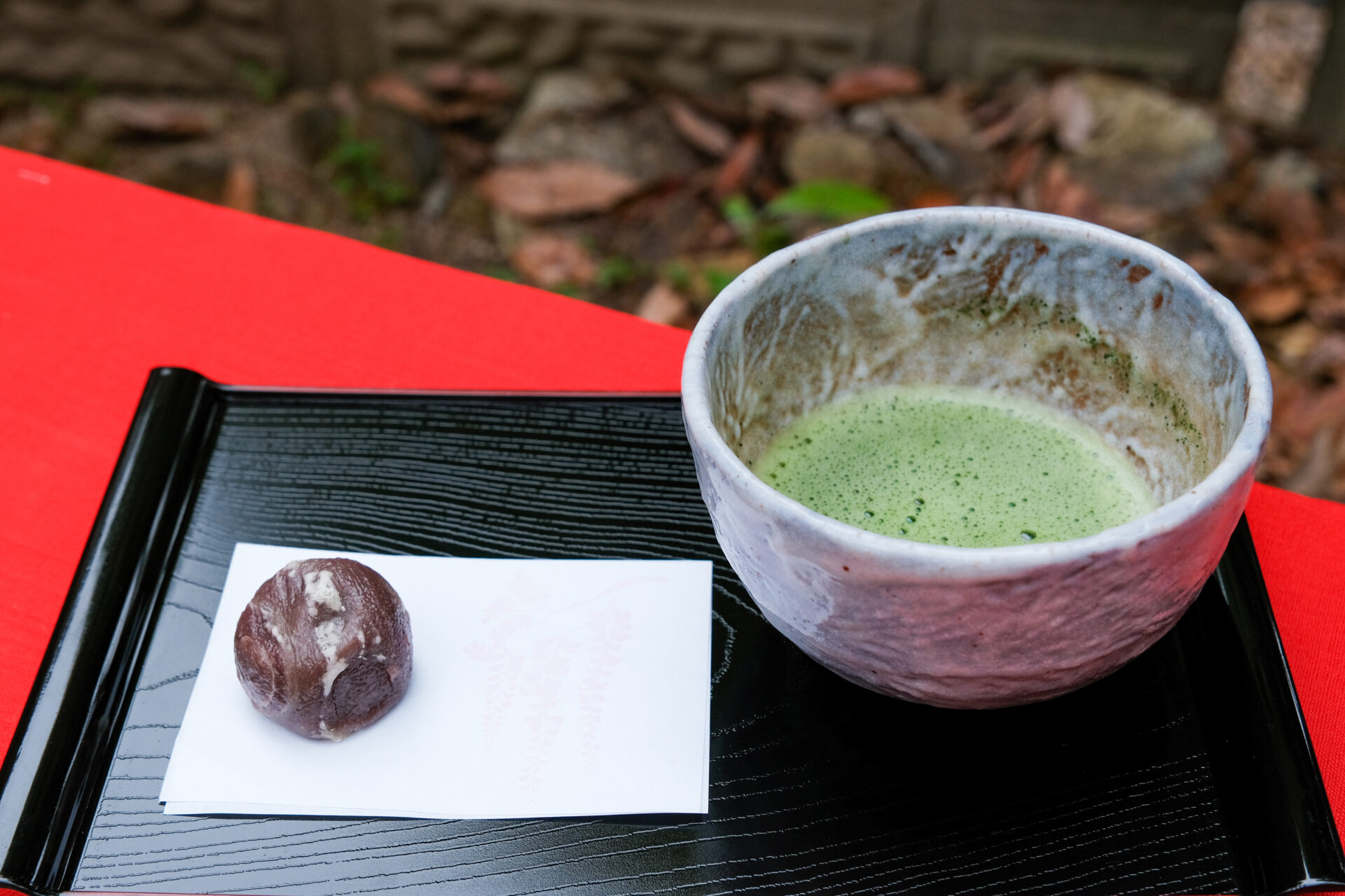 お茶席の抹茶と藤戸まんぢゅう