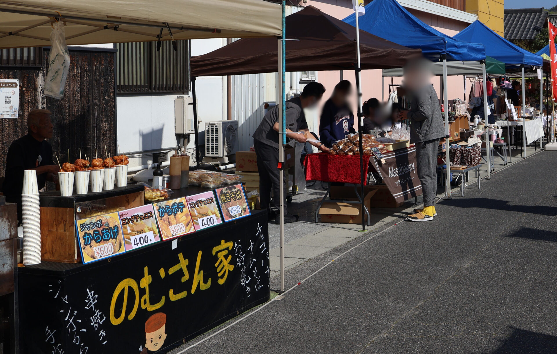 宿場町矢掛の日曜朝市の出店ブースのようす（やかげ町家交流館）
