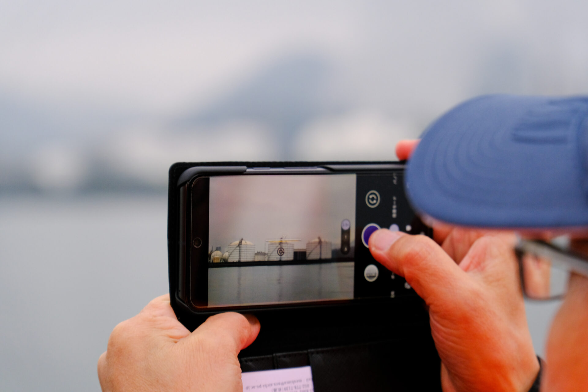 スマホで写真を撮る参加者