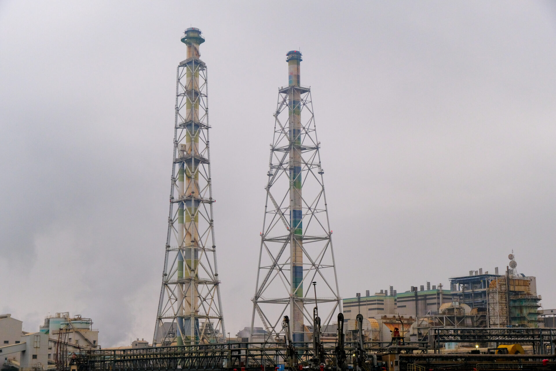 中国電力は、環境への配慮を表現して緑色の煙突を設置したのだとか。