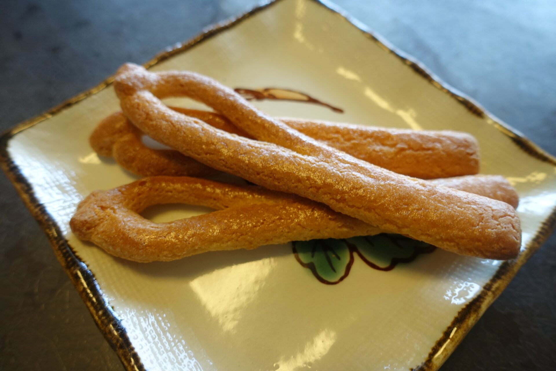 松葉せんべい。初代が作ったレシピでずっと作られていて、ポリポリした食感が特徴