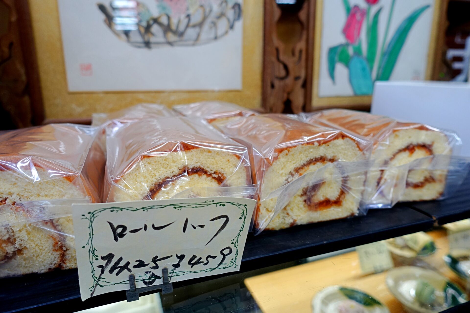 一度食べるとリピート購入したくなるロールケーキ。ジャムをカステラ生地で巻いてある
