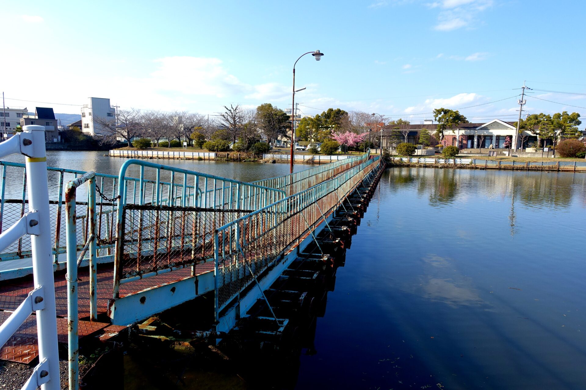 ドラム缶橋。ドラム缶でできた浮橋で実際に渡れる
