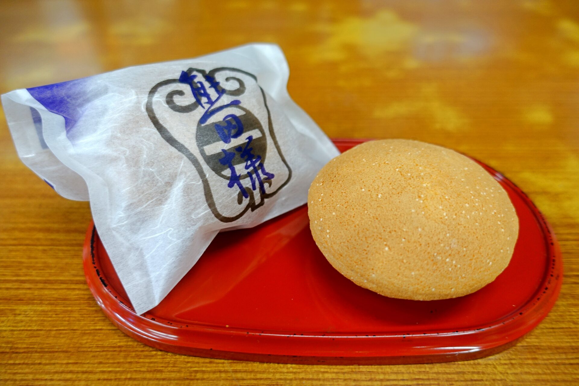 和洋折衷のお菓子「熊田様」。ブッセの間に白あんを挟んでいる