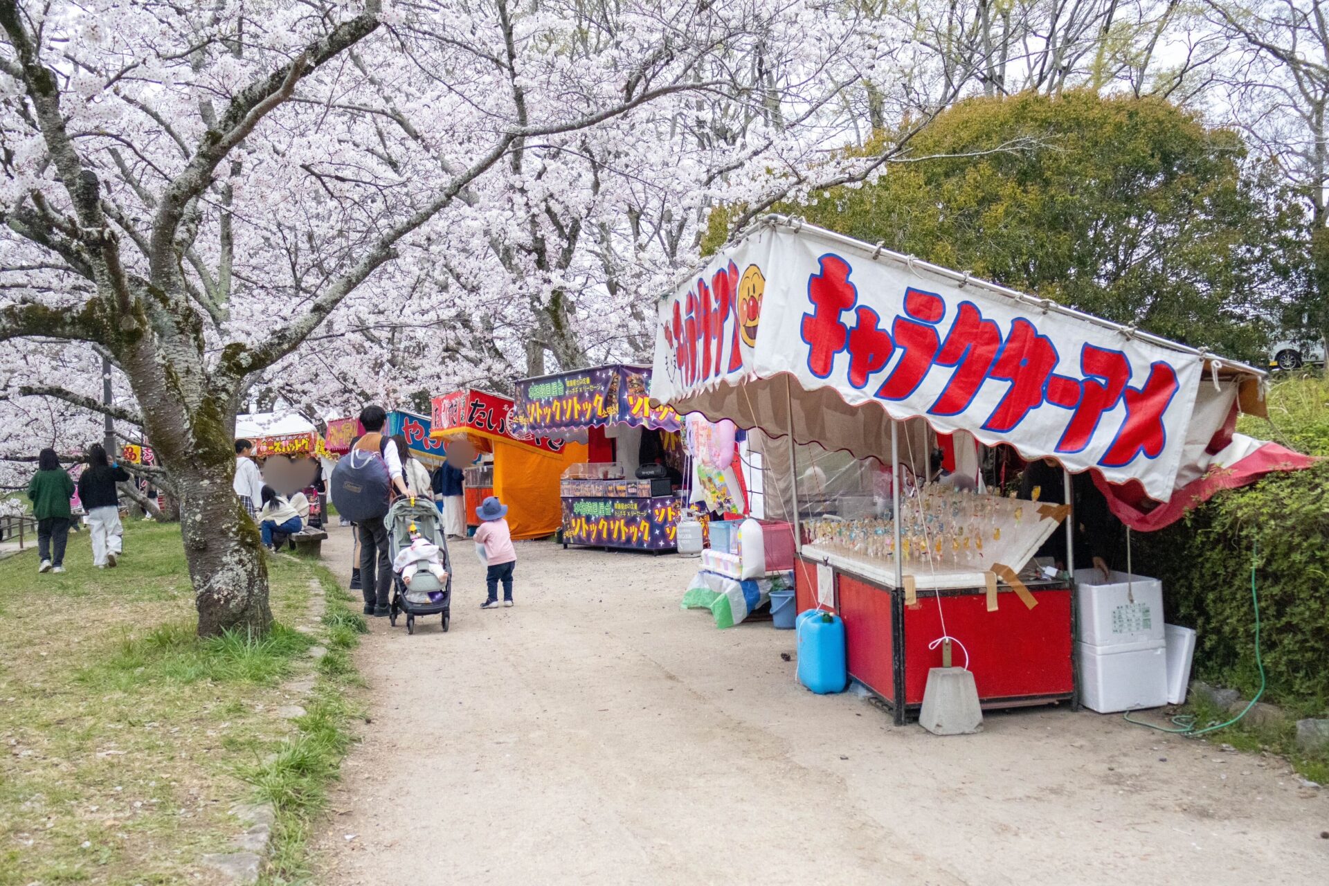 桜の下に並ぶ屋台