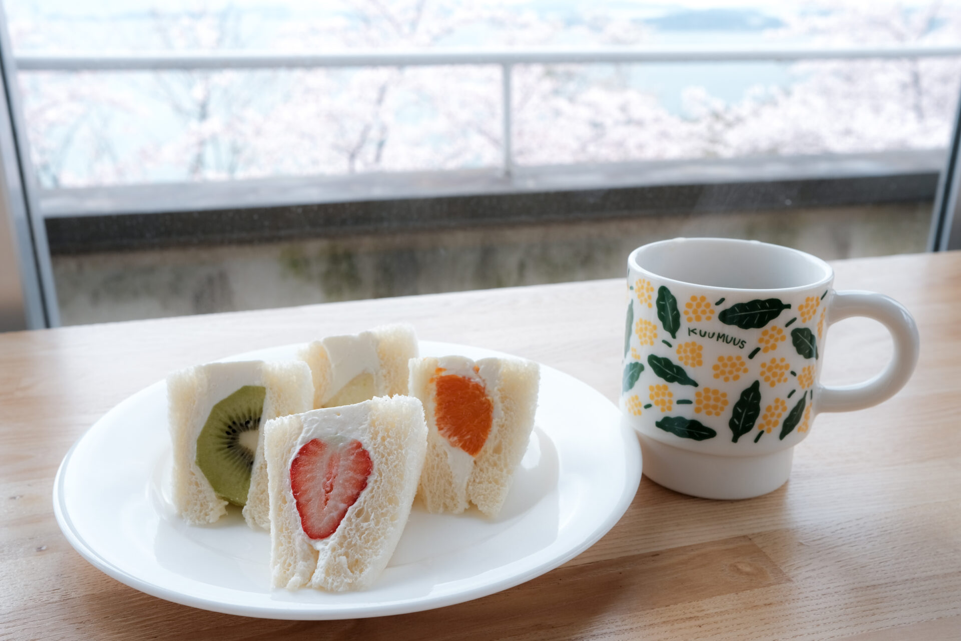 フルーツサンドとコーヒー