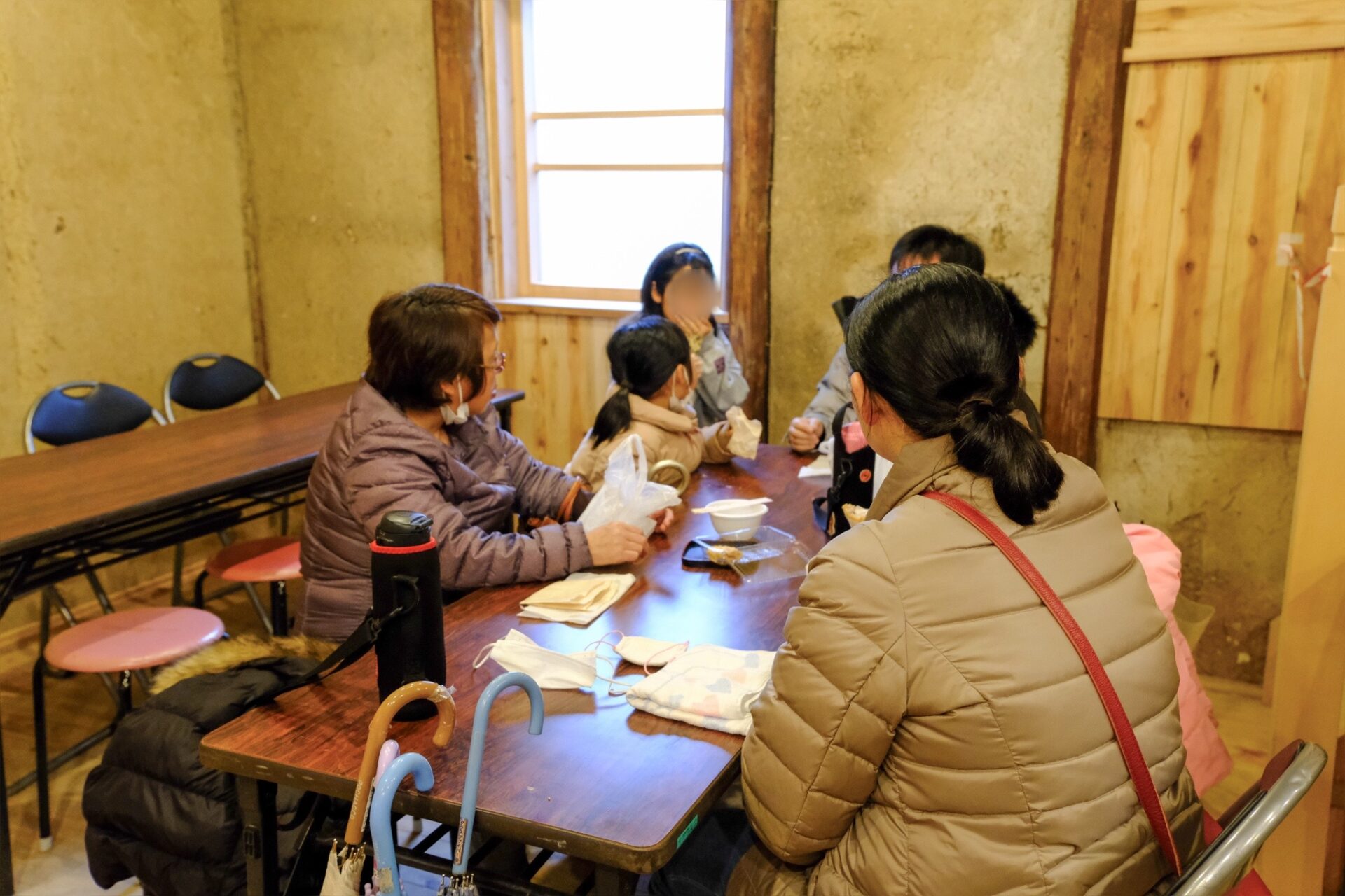 休憩スペースで飲食する家族