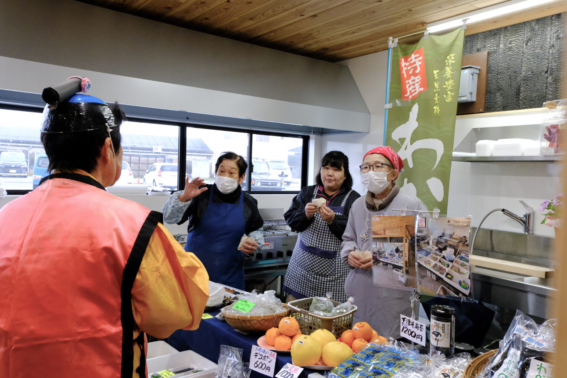 吉又商店前で盛り上がる人たち