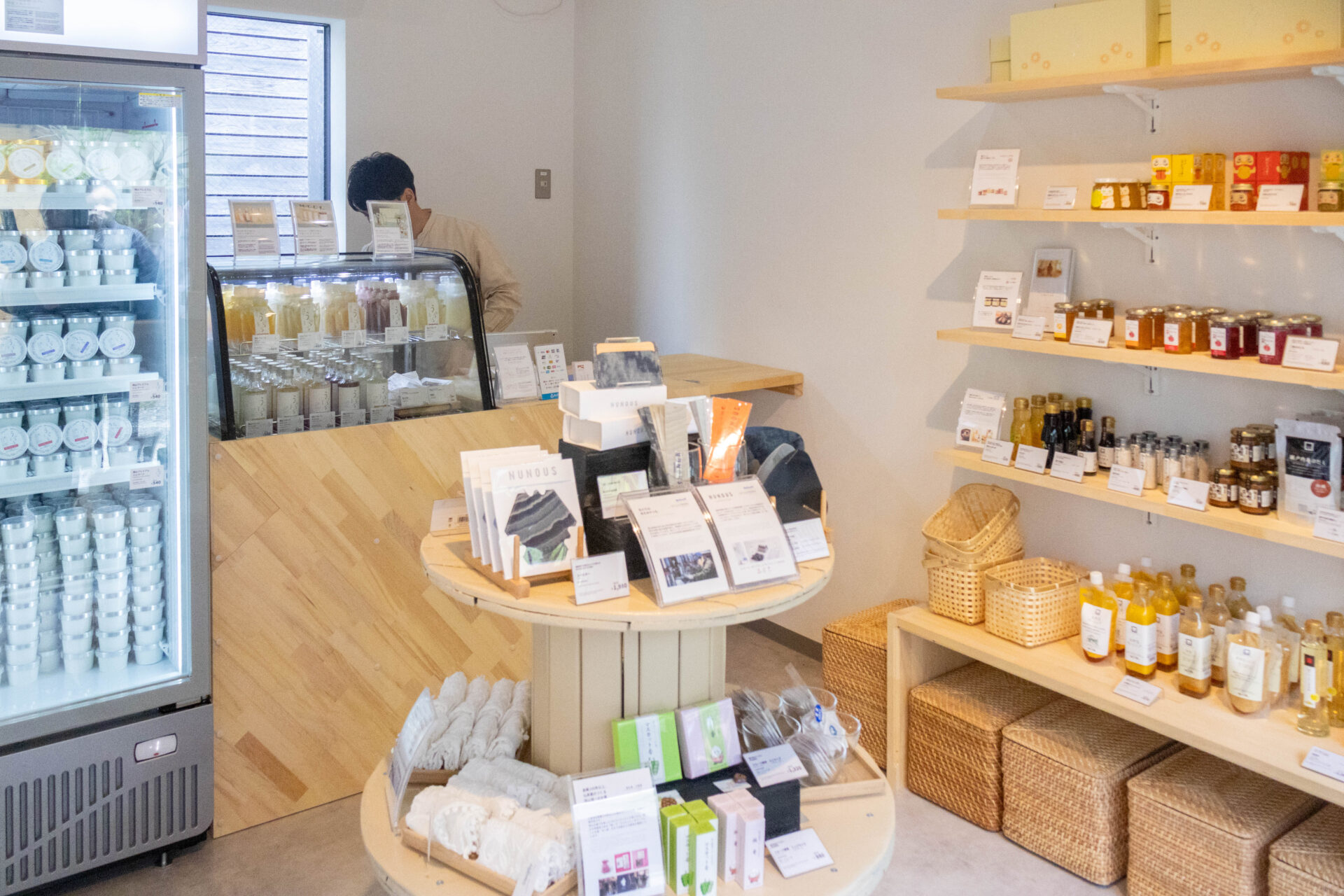 岡山おくりものファームの店内のようす