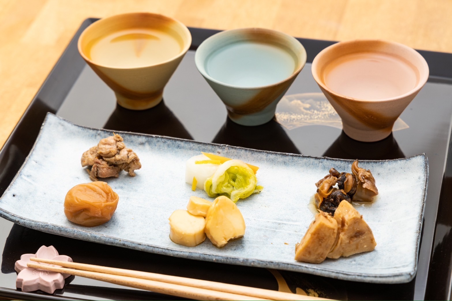 おつまみ付きの地酒3種セット 画像提供:立ち飲み処 架け橋