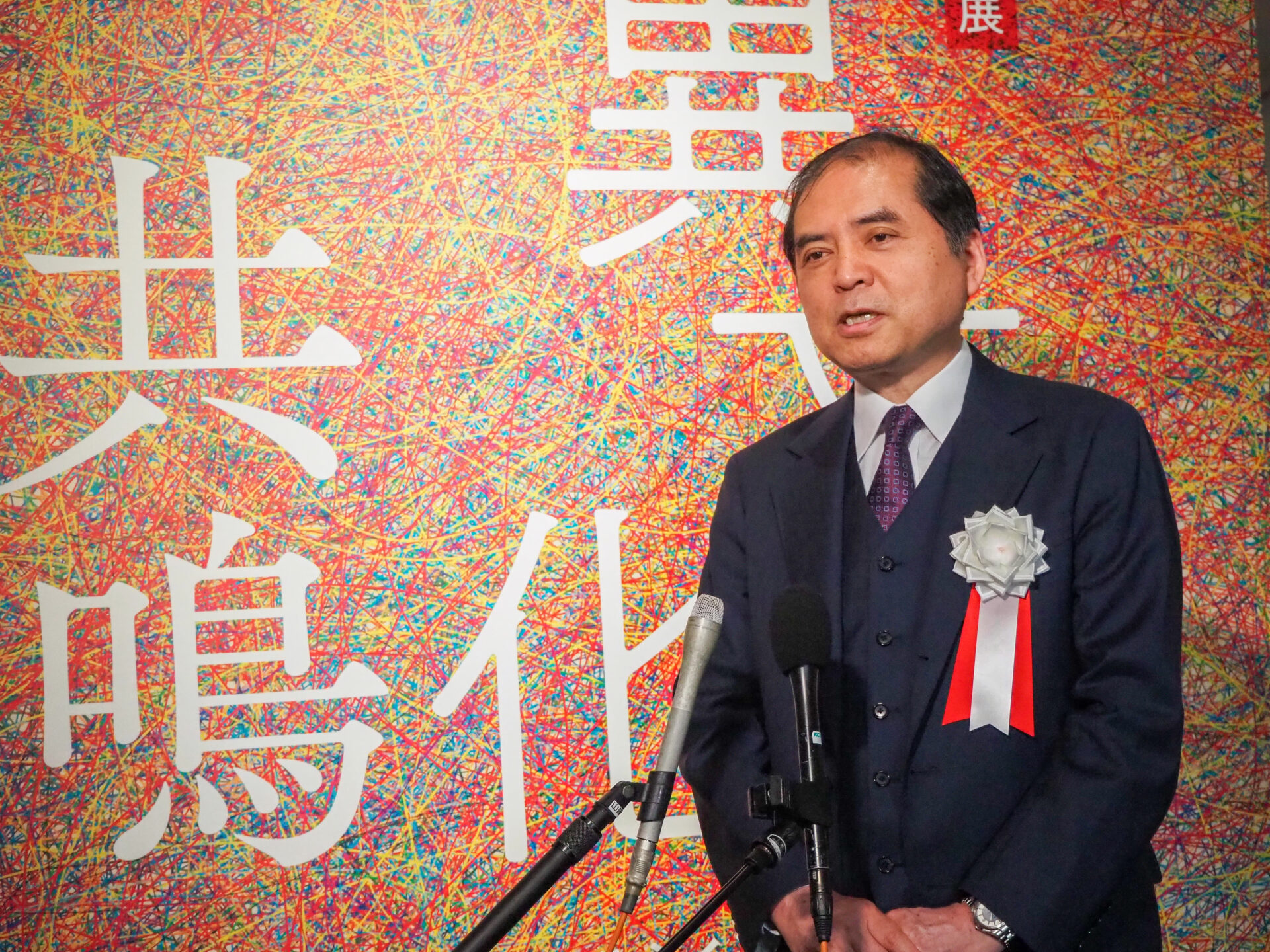 報道関係者の質問に答える、三浦館長