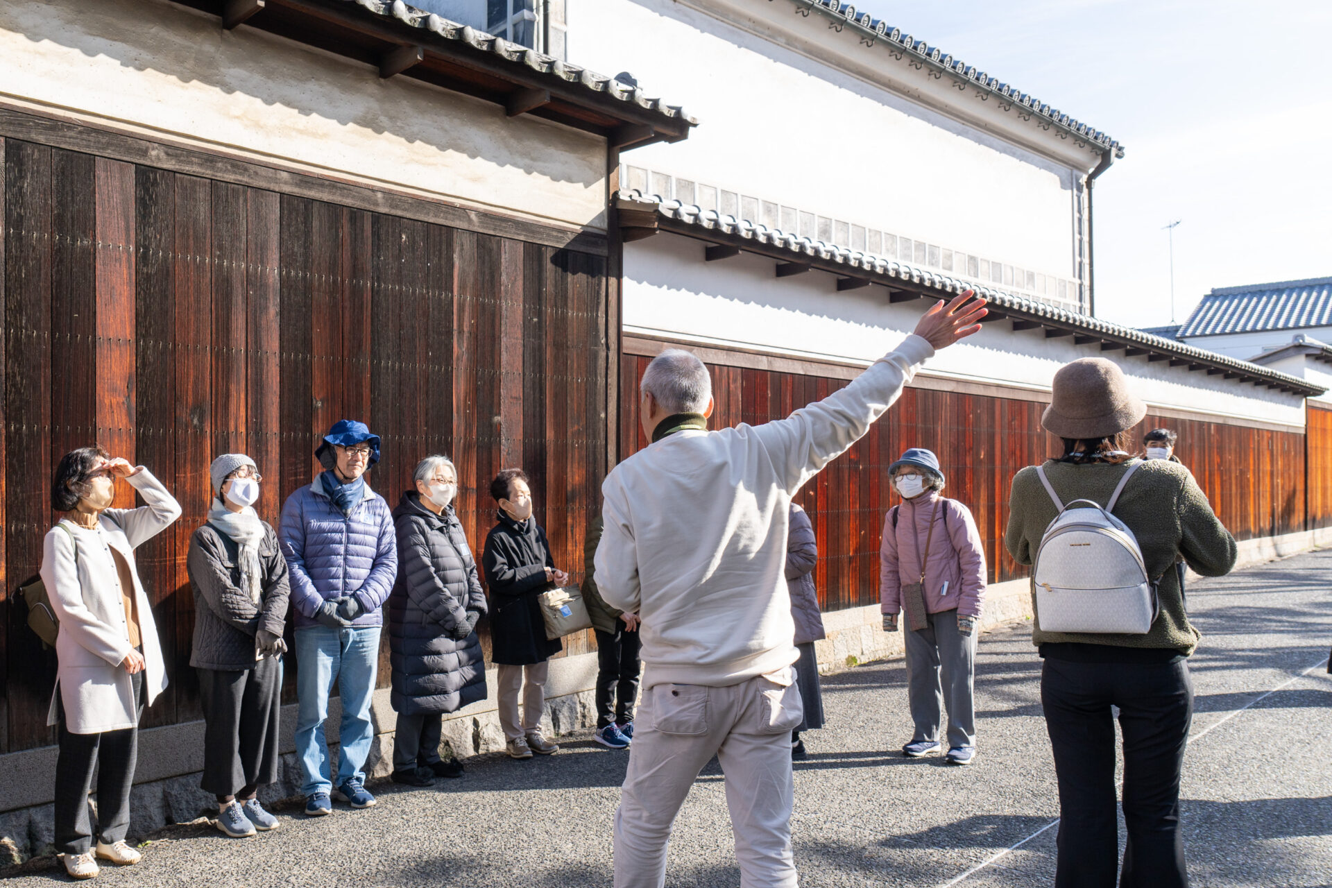 新渓園の前で説明を受ける参加者