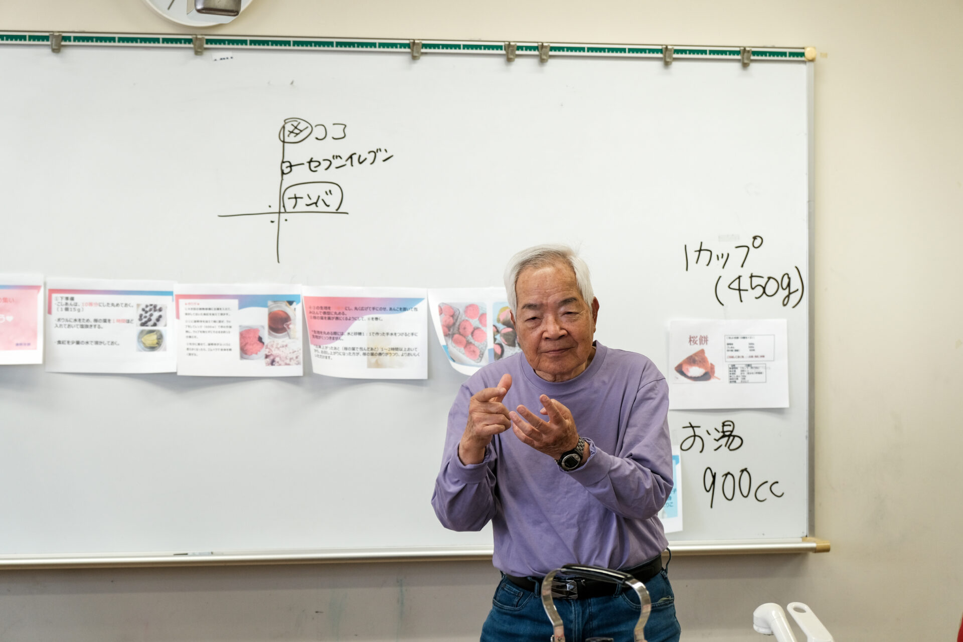 過去に桜餅を作ったときのエピソードを語る参加者