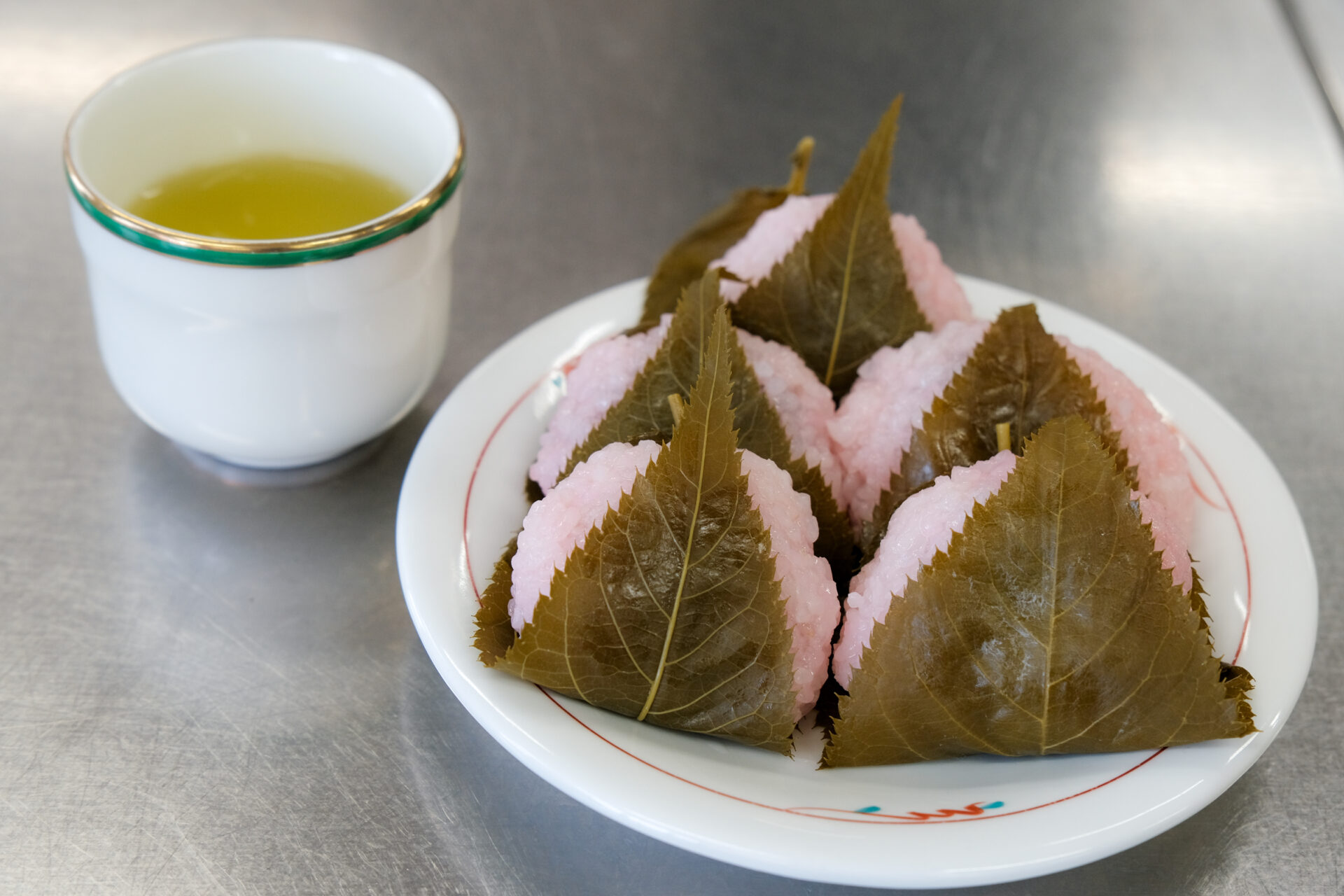 お皿に盛りつけた桜餅とお茶
