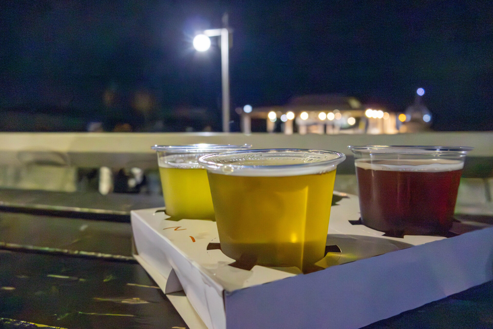 テーブルに置かれた吉備土手下麦酒の3種飲み比べ