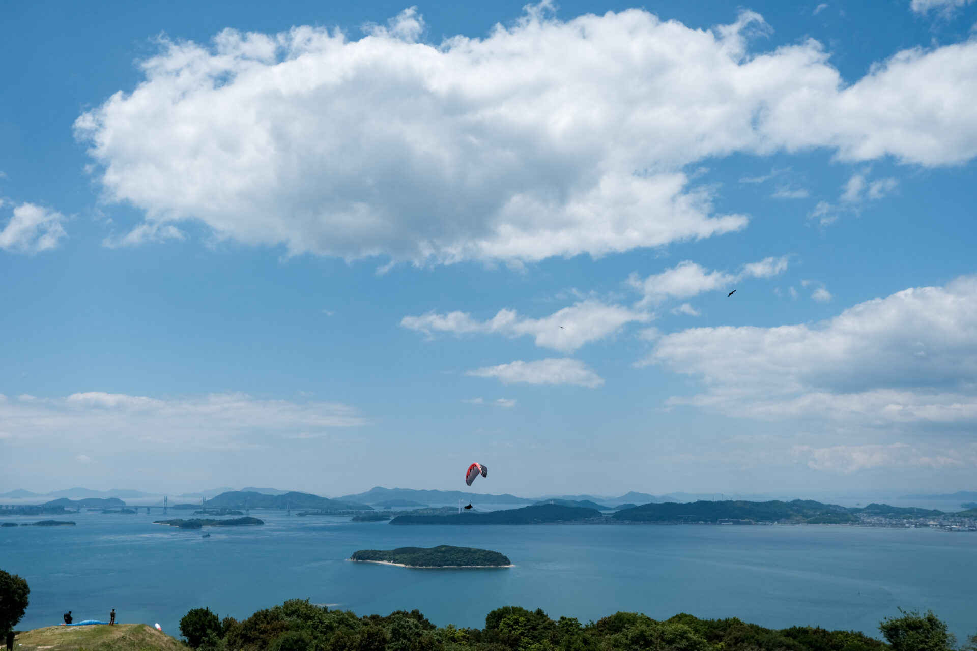 パラグライダーが飛ぶ空