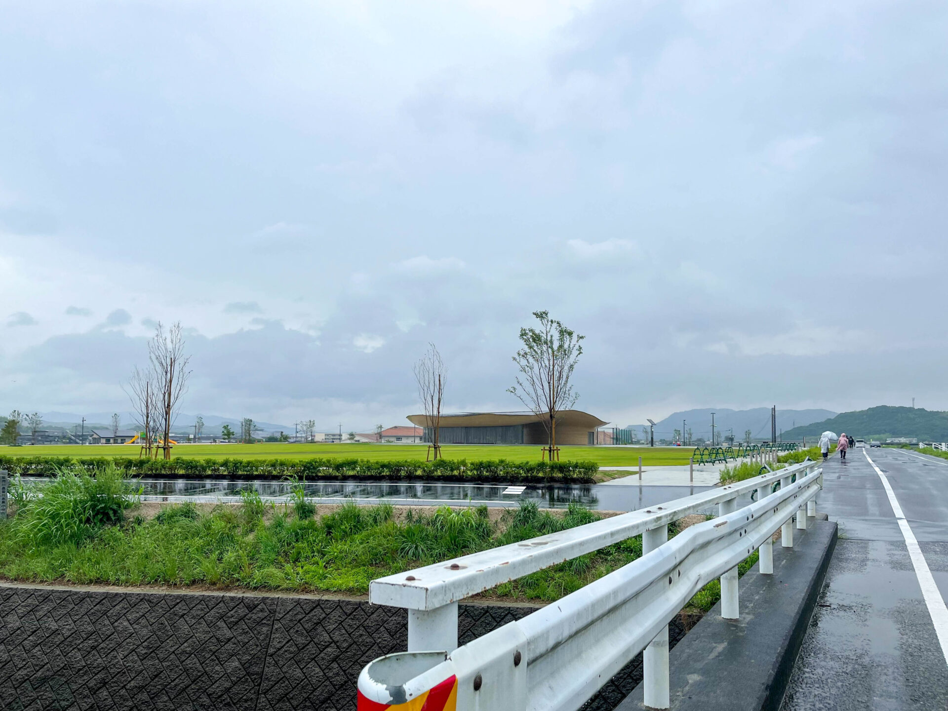 左手に見えてくるまびふれあい公園