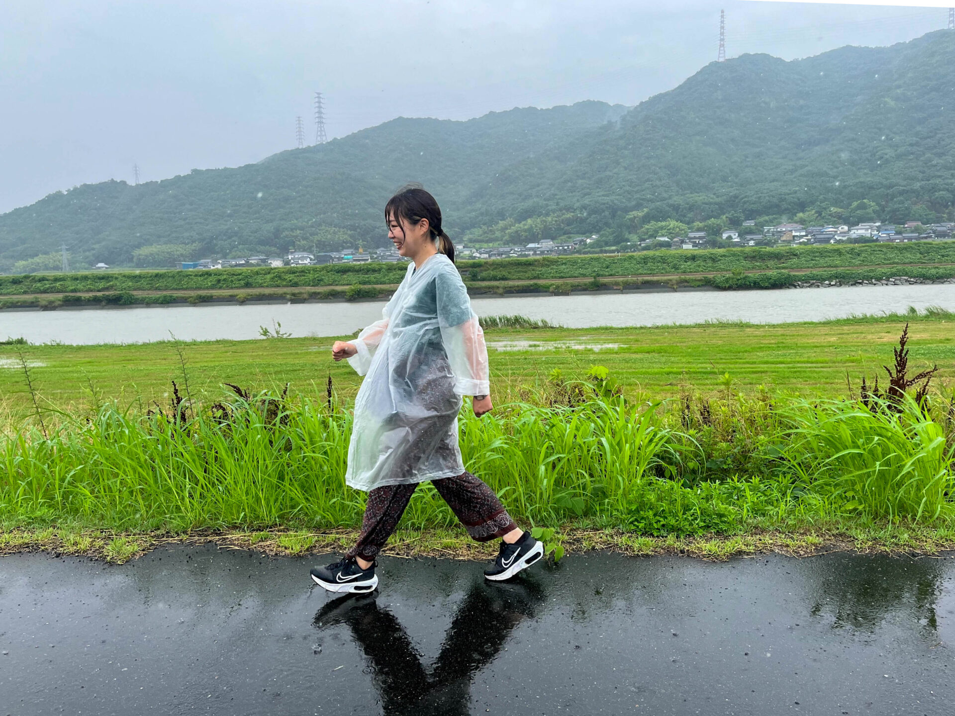 雨の中を歩く私