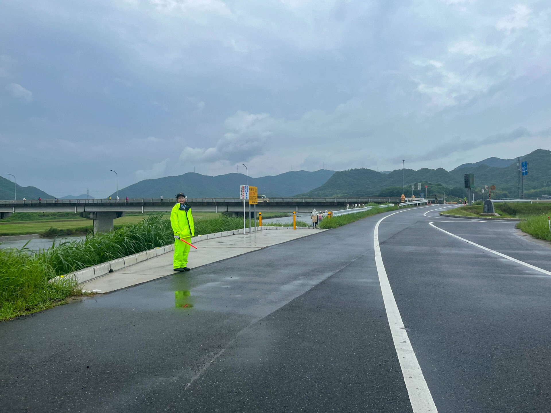 雨のなか、道案内をしてくれるスタッフ