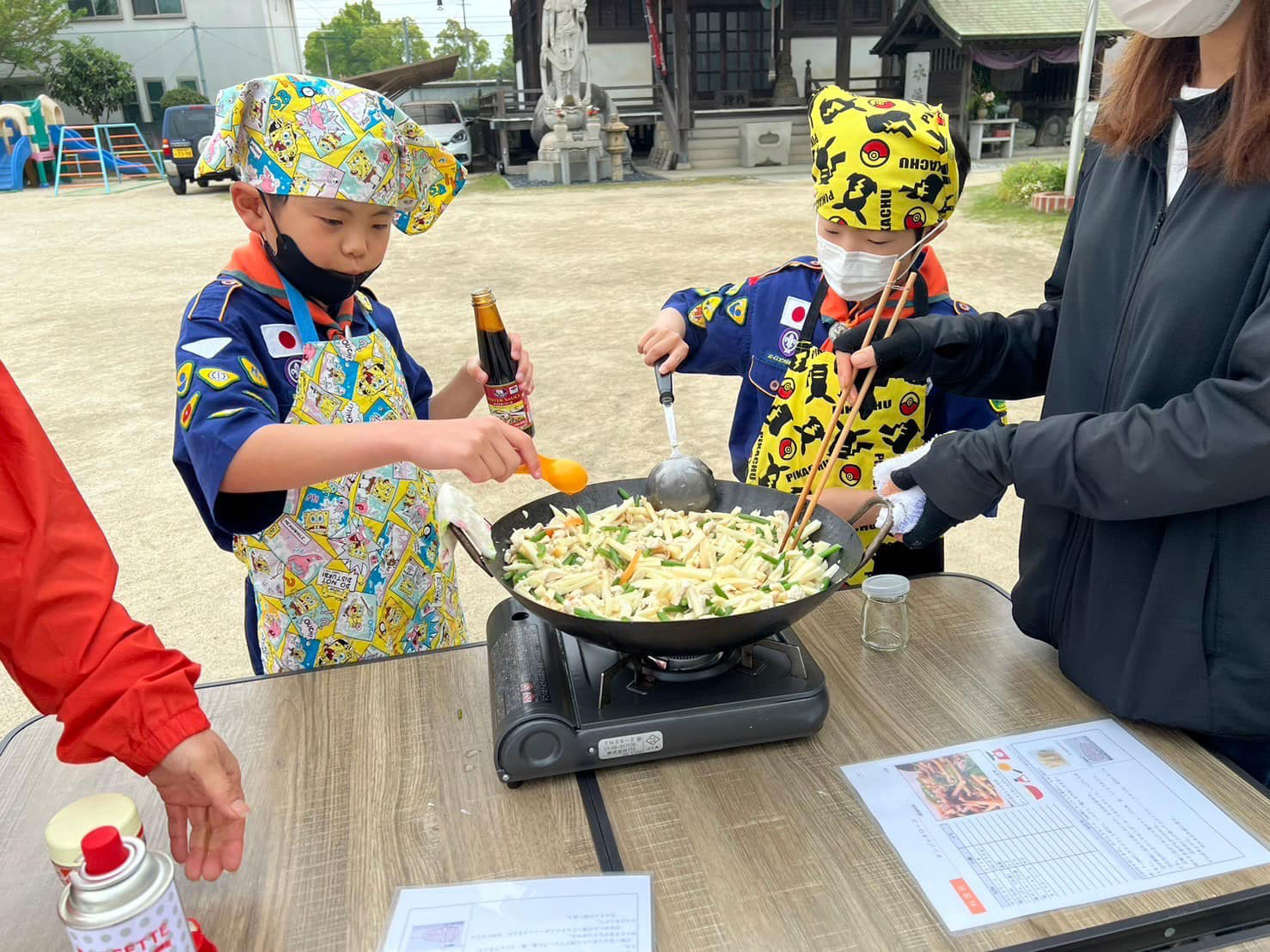写真提供：ボーイスカウト岡山連盟倉敷第14団　野外でのタケノコ料理