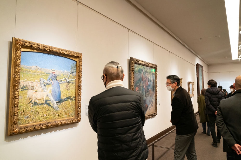 大原美術館のビジネス研修 絵画を鑑賞中