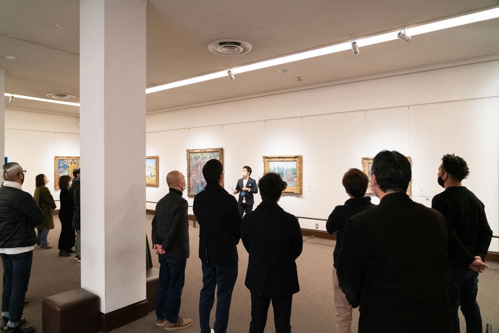 大原美術館のビジネス研修 絵画の前で研修内容を説明