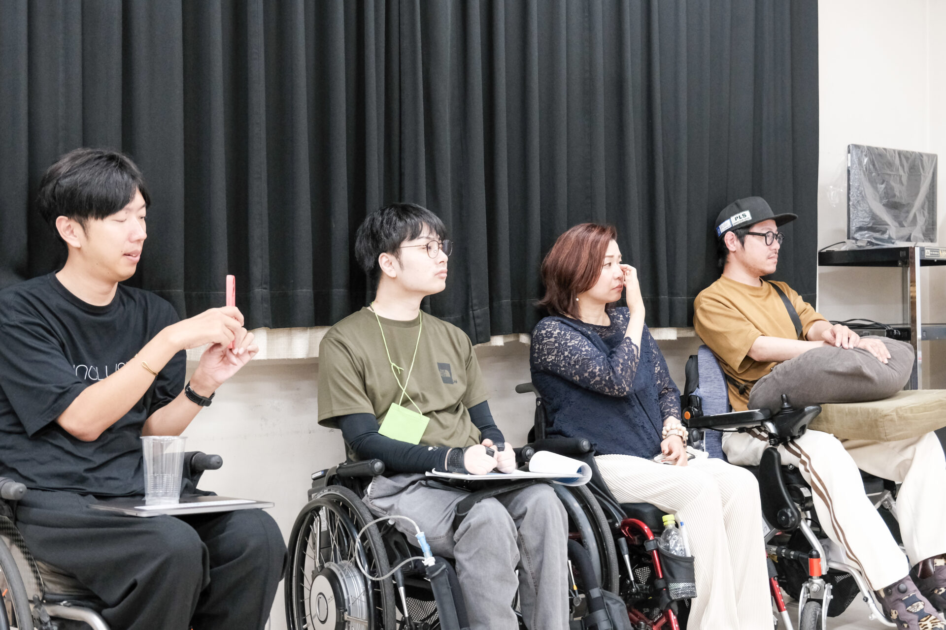 中央二人:司会を務めた車いすユーザー