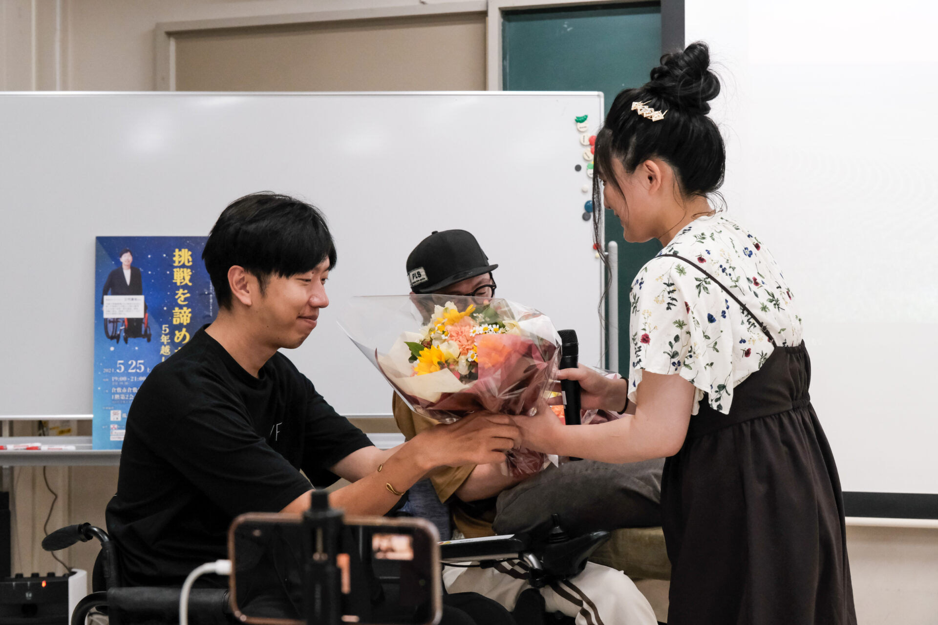 花束をもらう三代さん