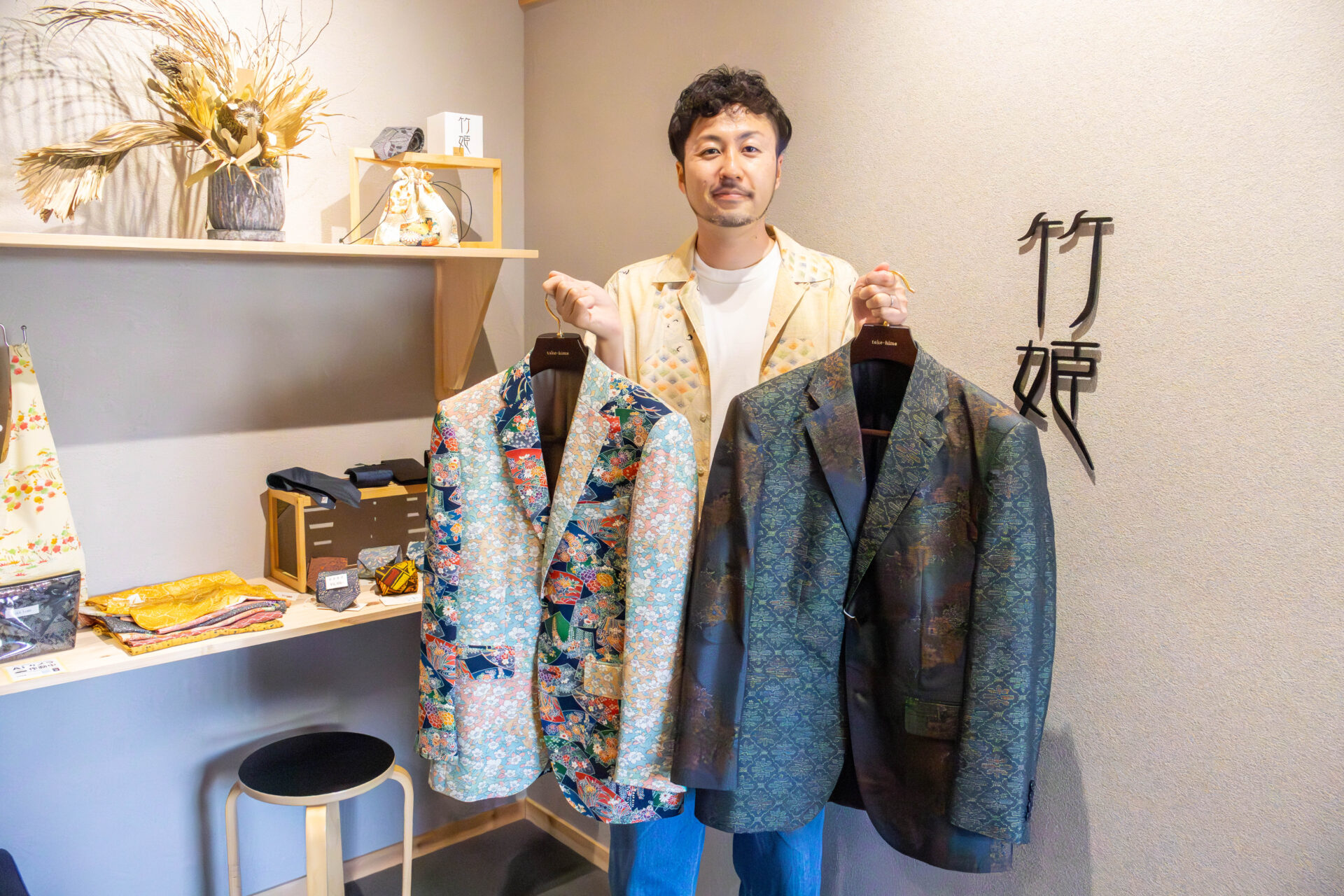 着物ジャケット。左は「大島紬(おおしまつむぎ)」で作られている。