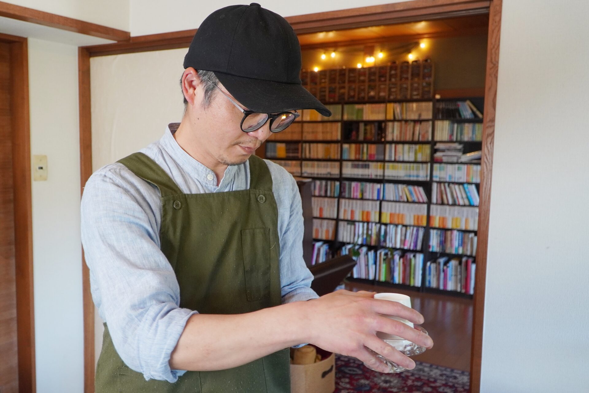 しっかり容器を押さえて180度身体をひねりましょう
