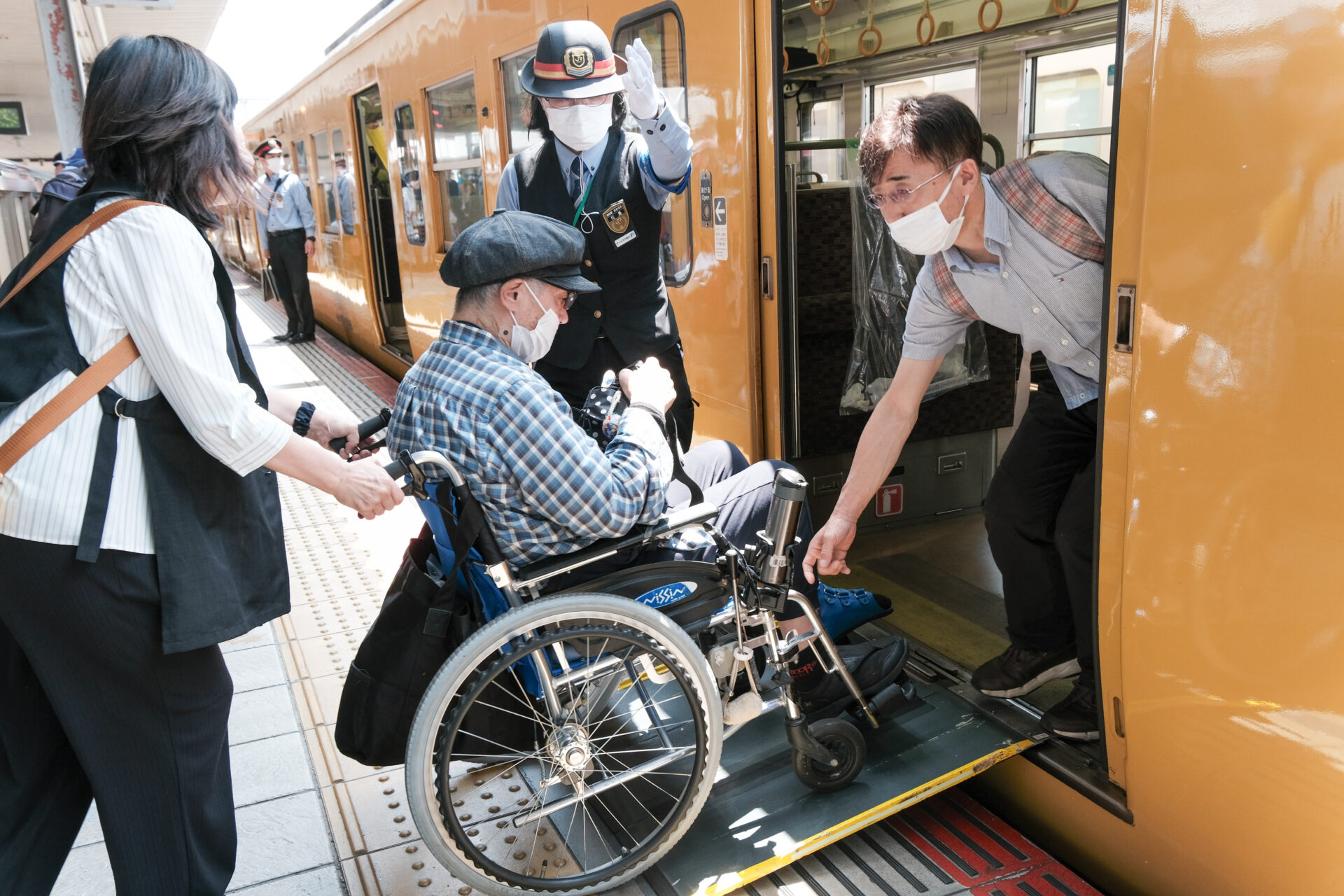 電車に乗る参加者