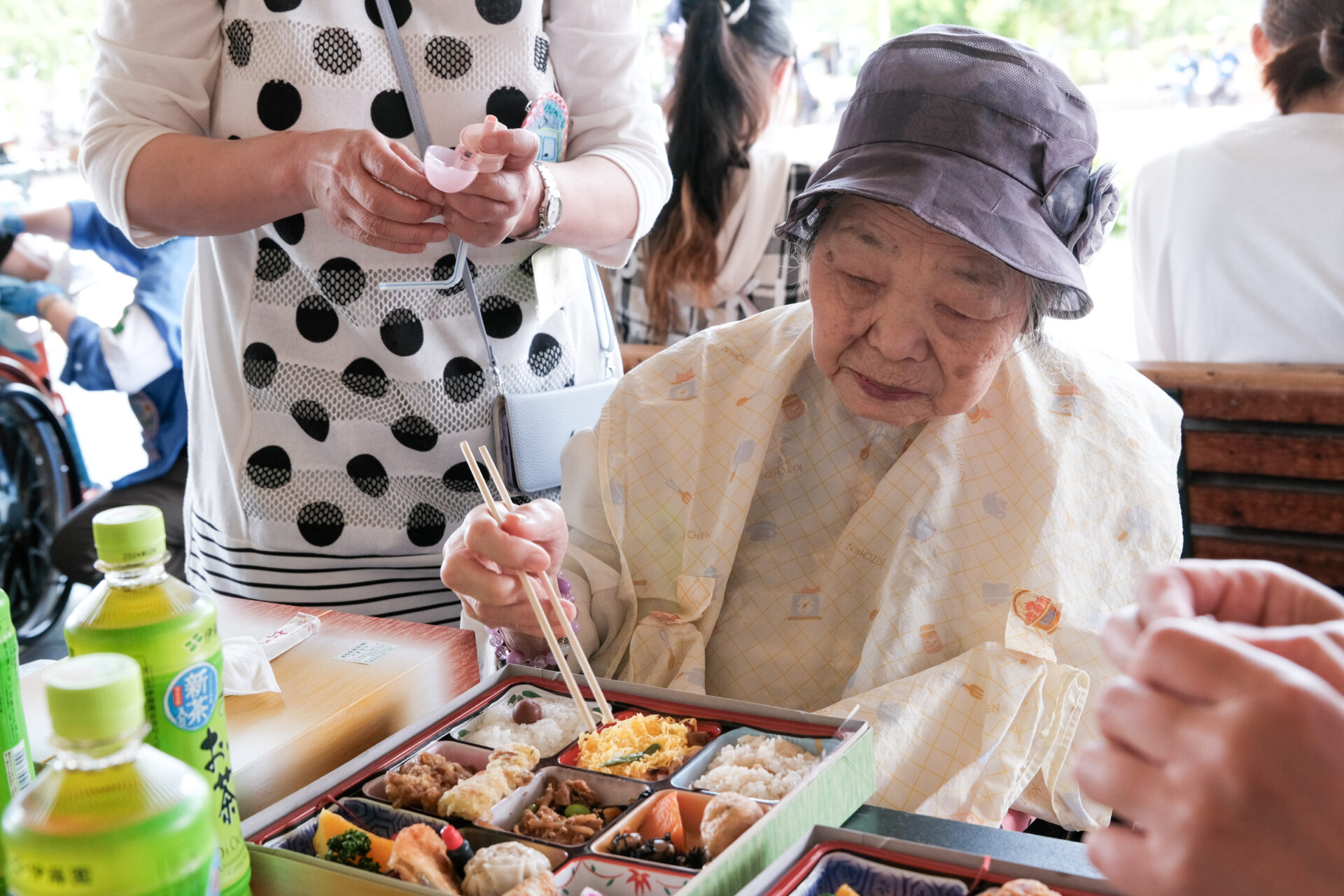 お弁当を食べる参加者