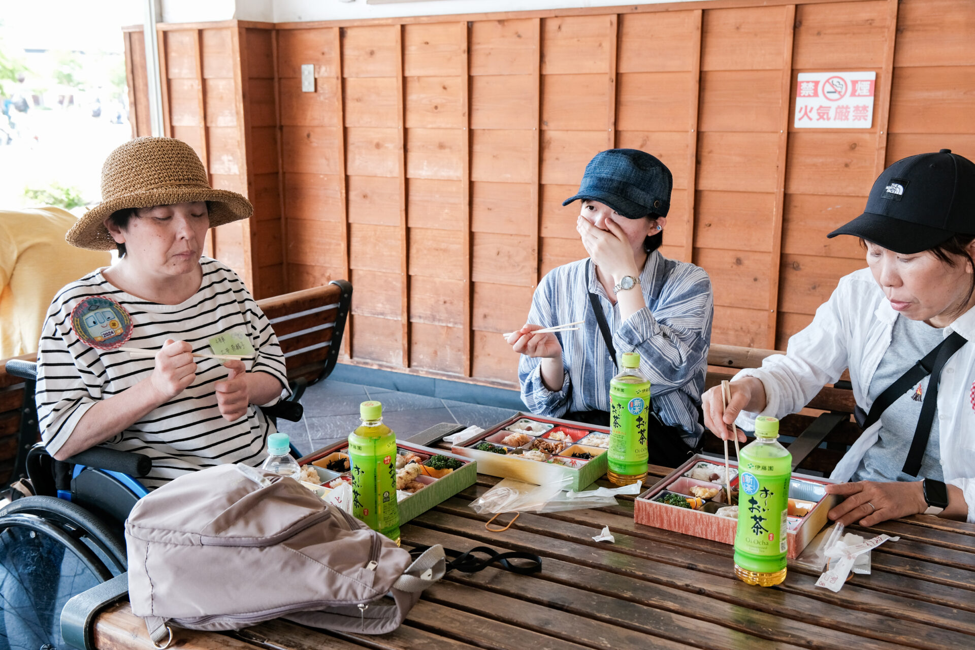 お弁当を食べる参加者