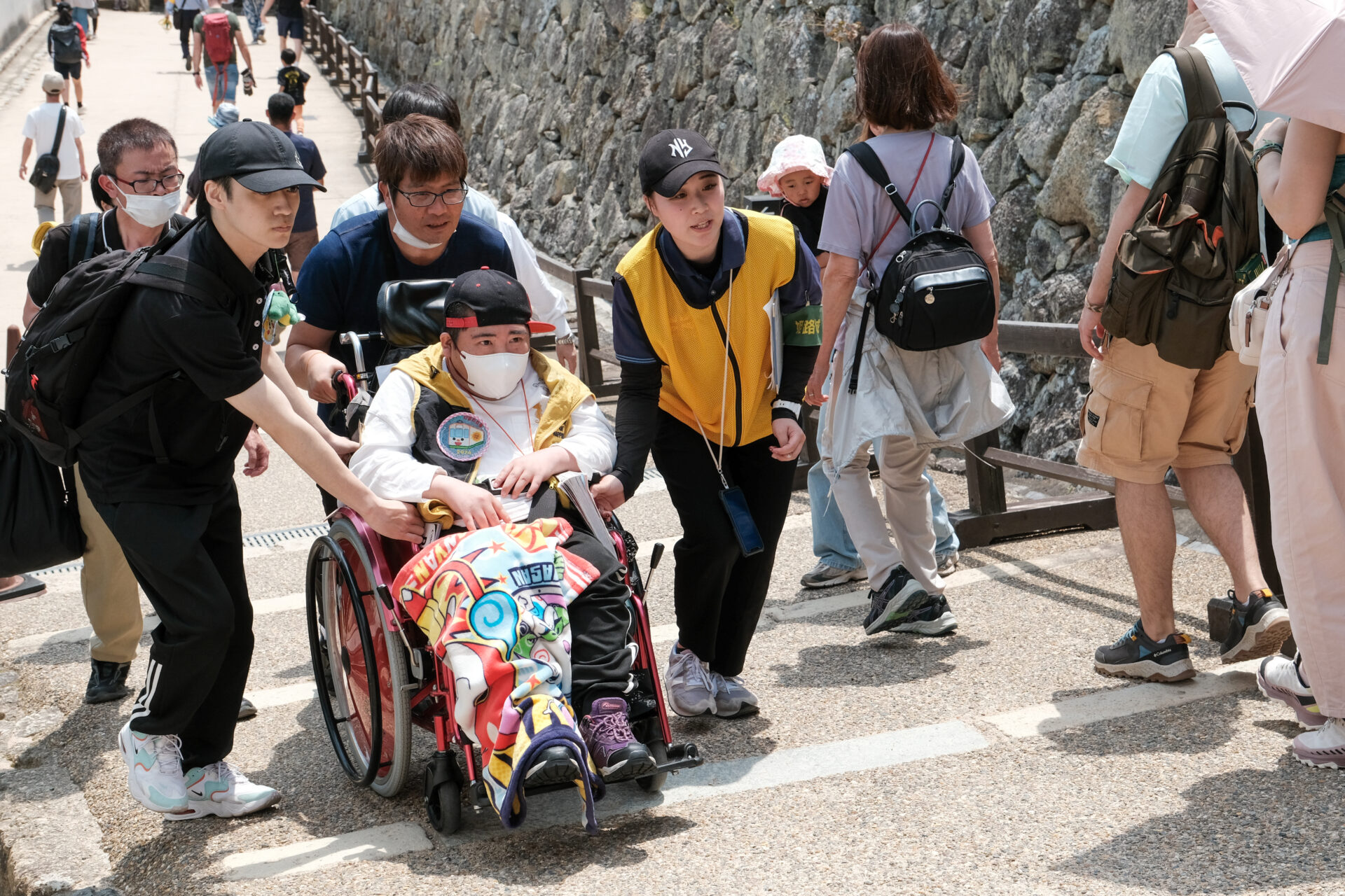 備前丸広場を目指す参加者
