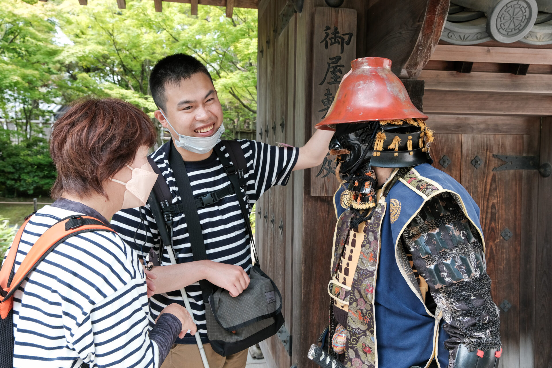 甲冑に触れる視覚障がい者
