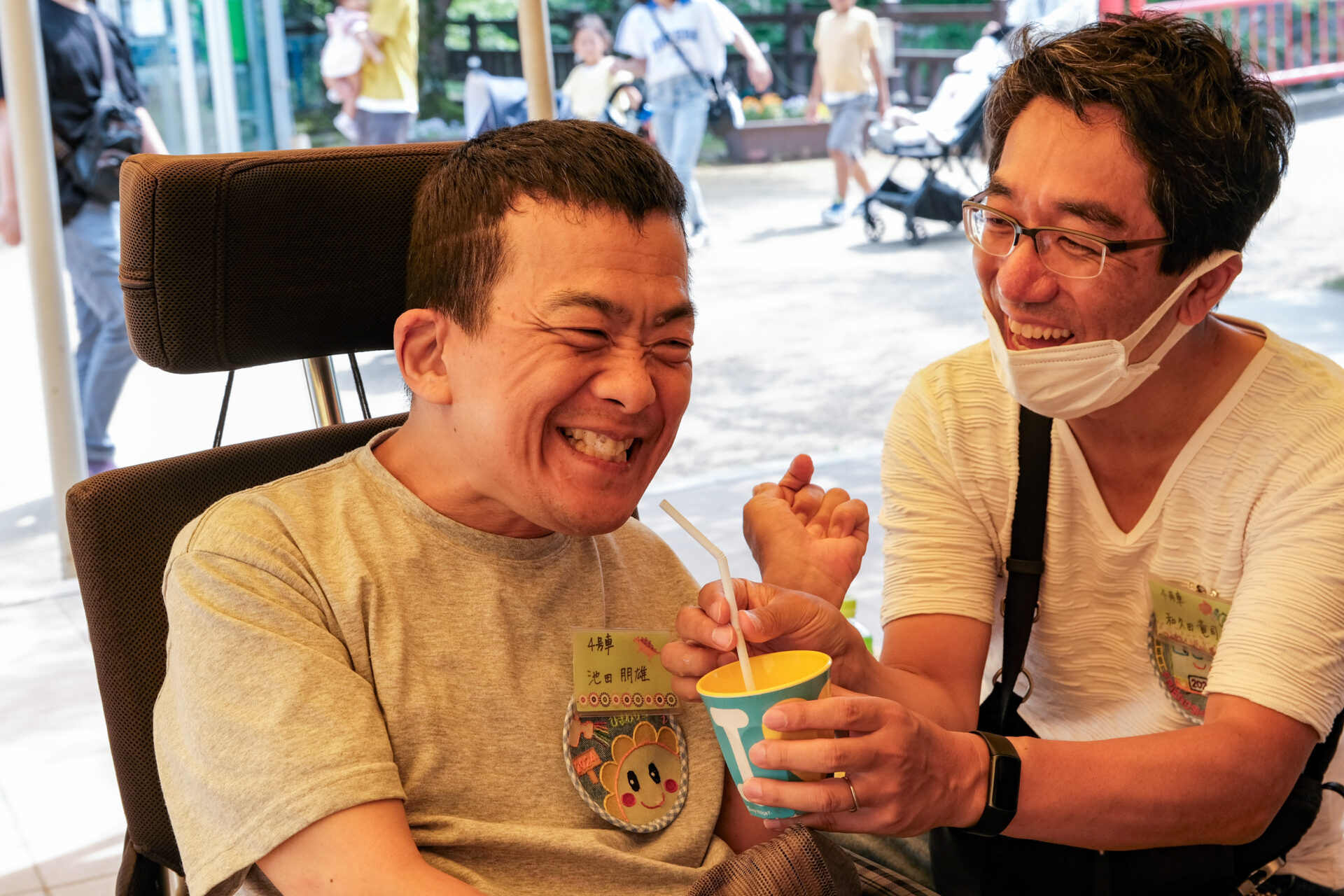 飲み物休憩をする参加者