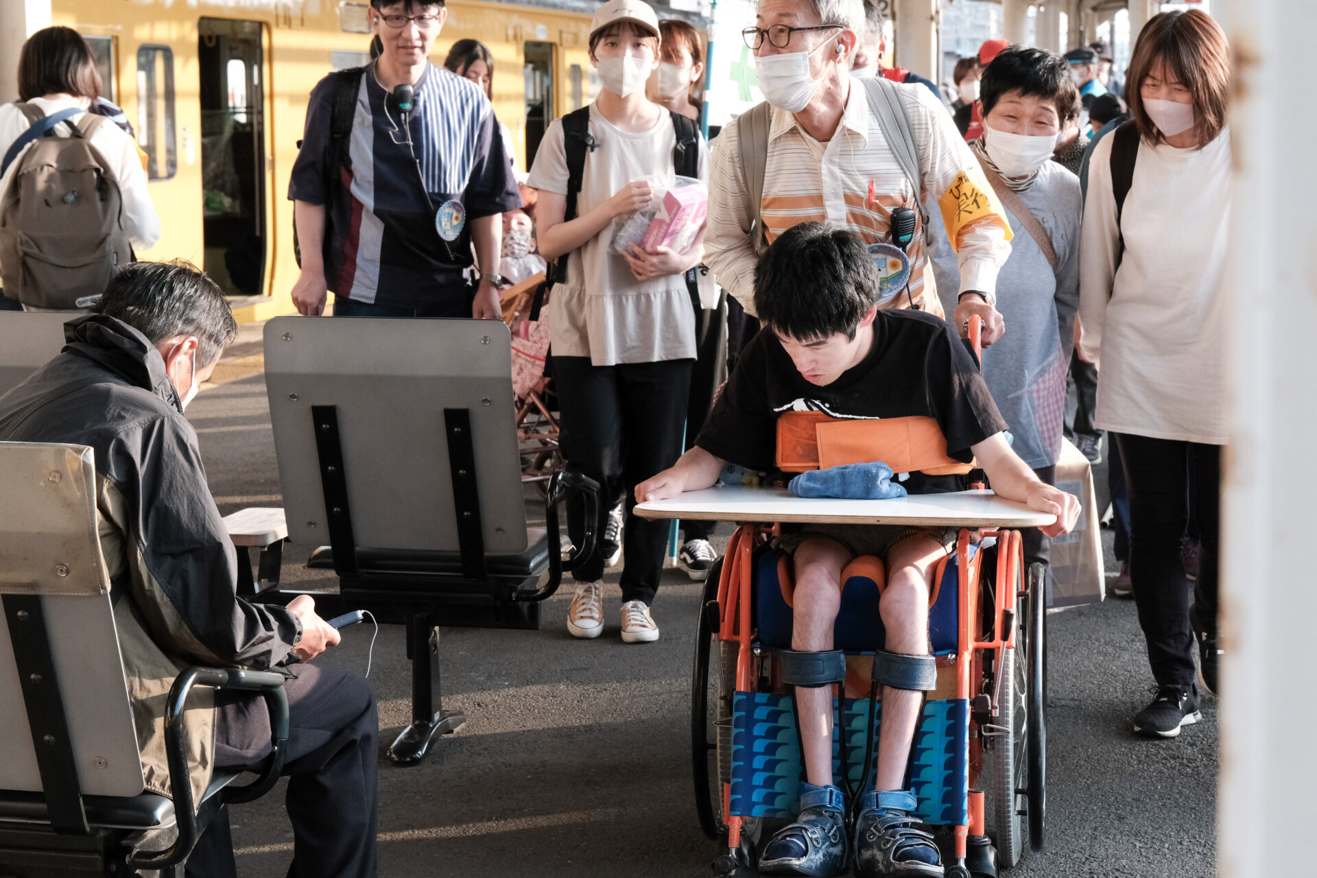 列車を降りる参加者