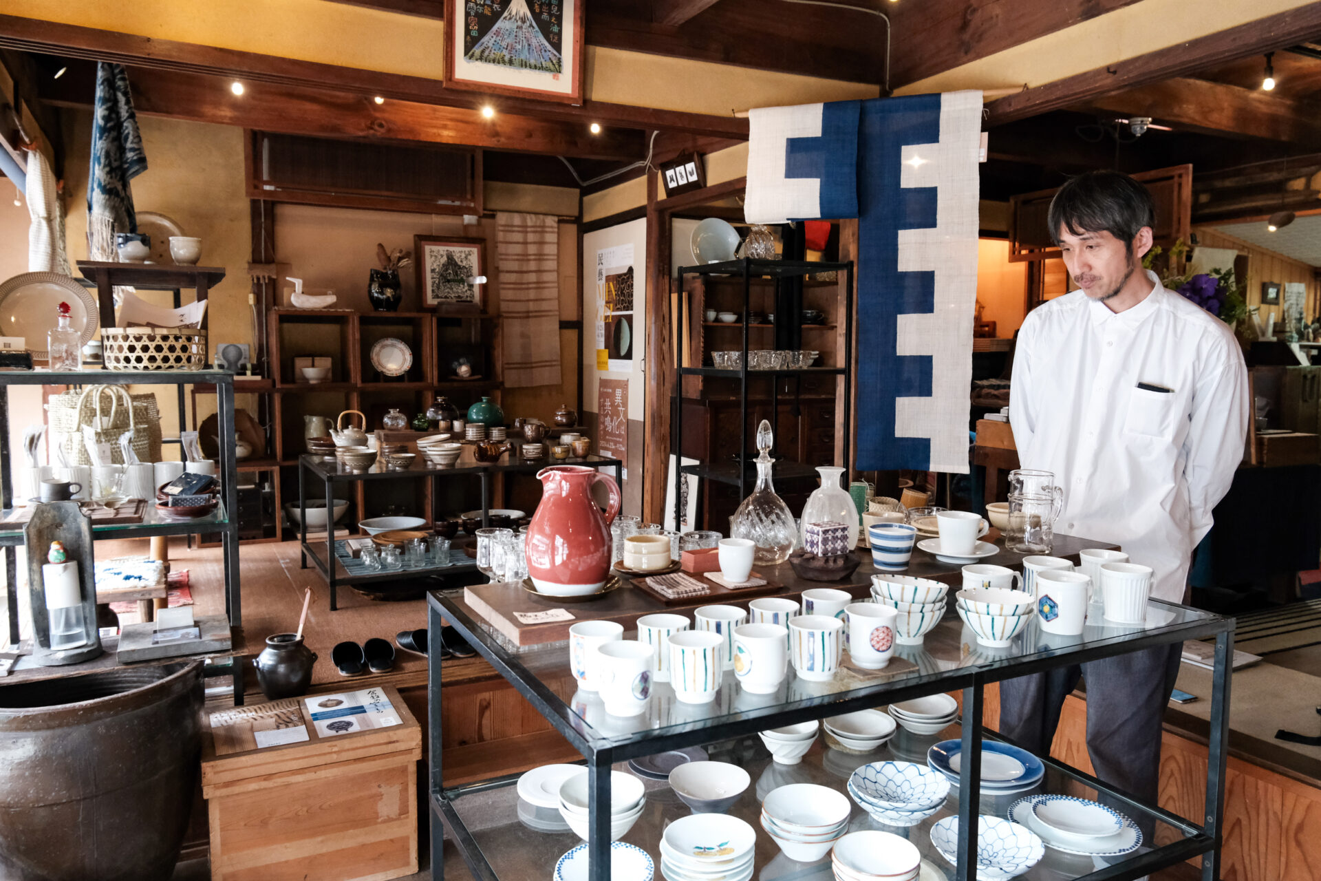 店内を見渡す山本さん