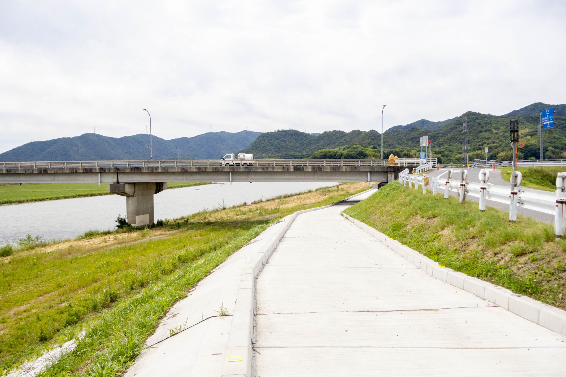 コースとなる堤防道路