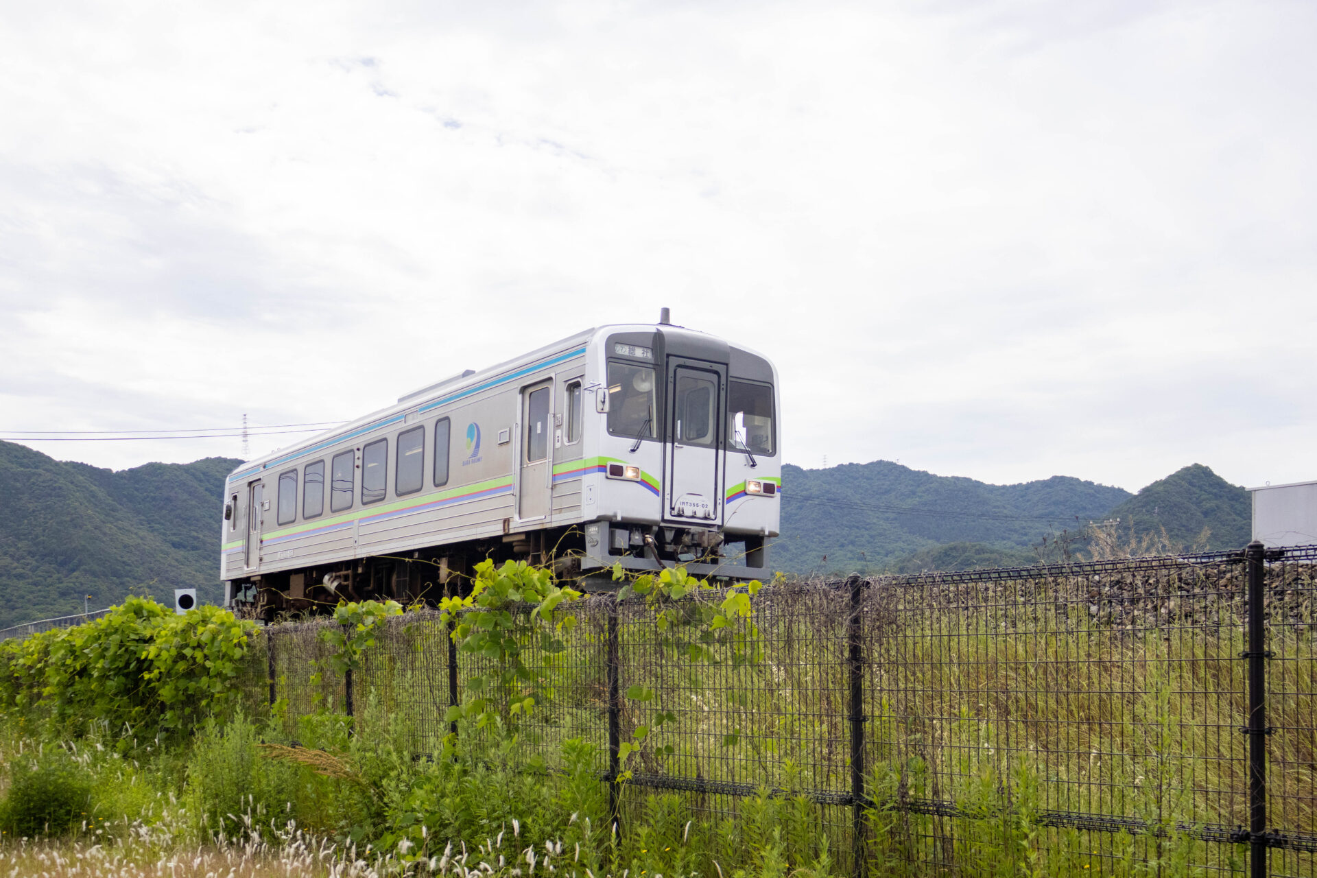 ウォーキング中に出会えるかもしれない井原鉄道の車両も見どころのひとつ