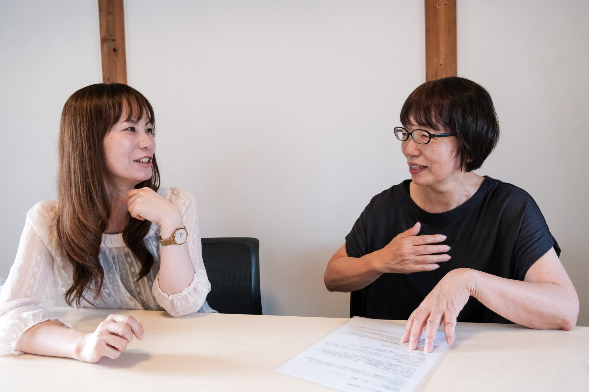 手話で話をする、坂本さんと石橋さん