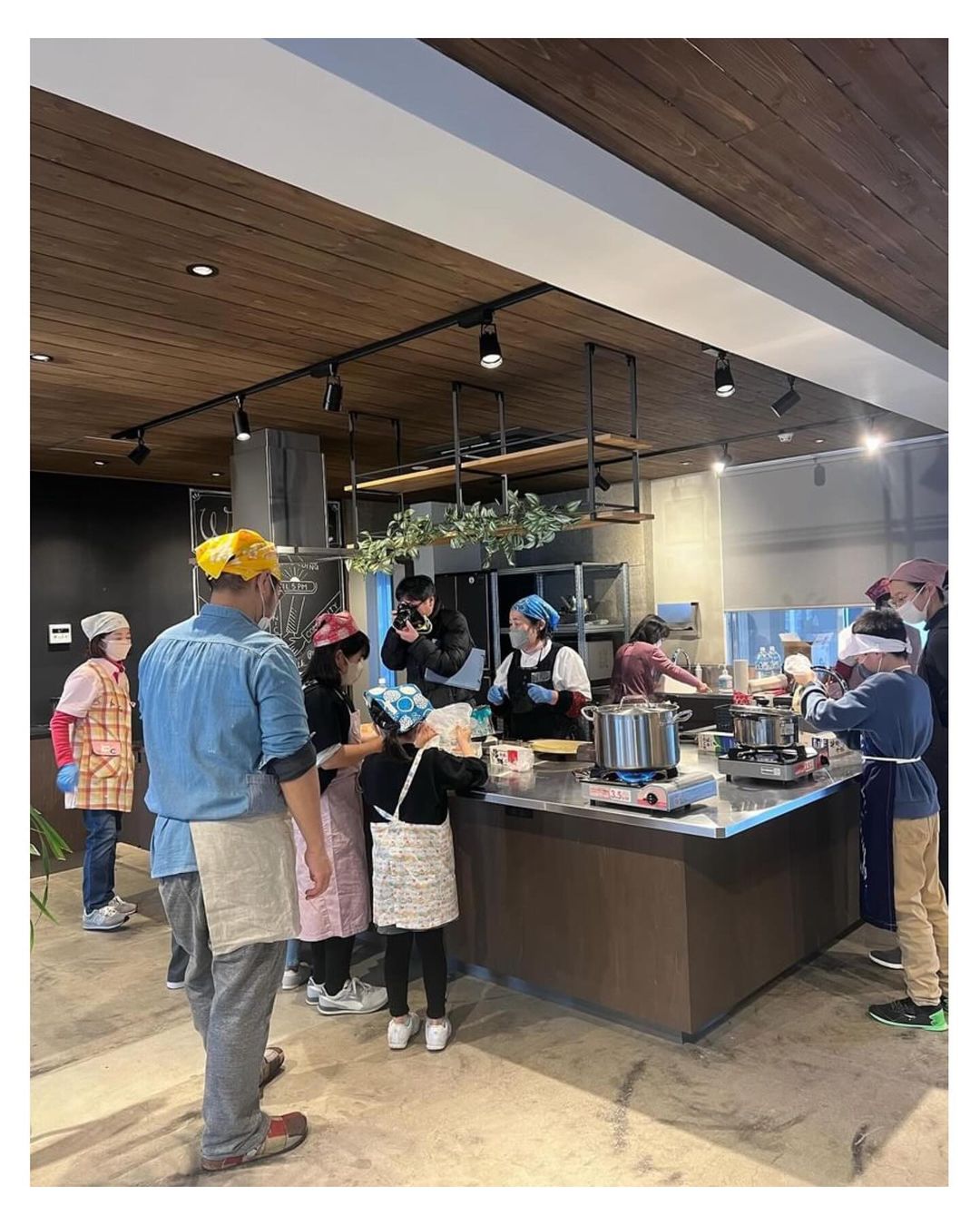 Example of shared kitchen use: Disaster prevention kitchen class (Photo provided by FLCB)