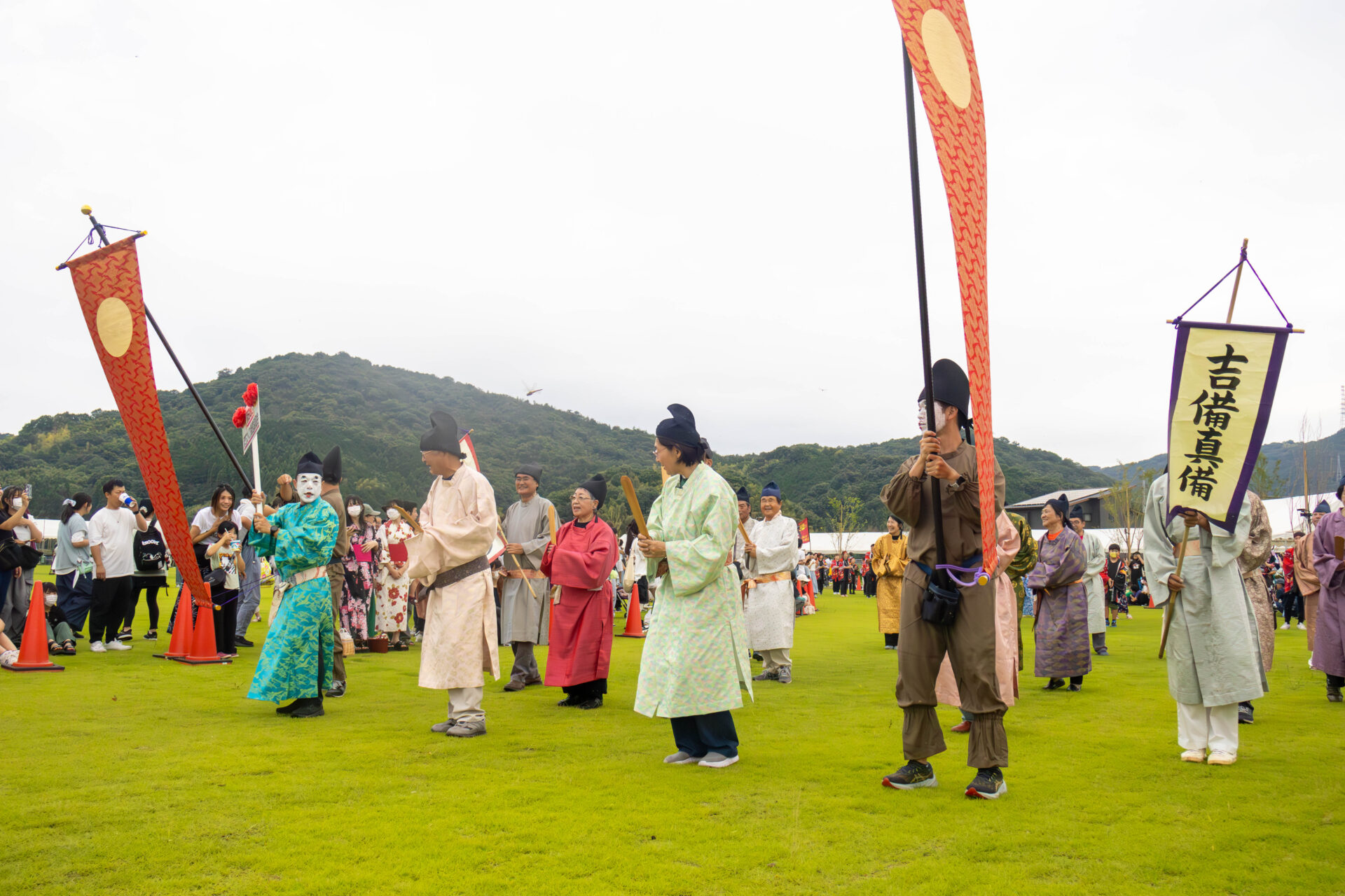 吉備真備にちなんだ衣装で踊る団体