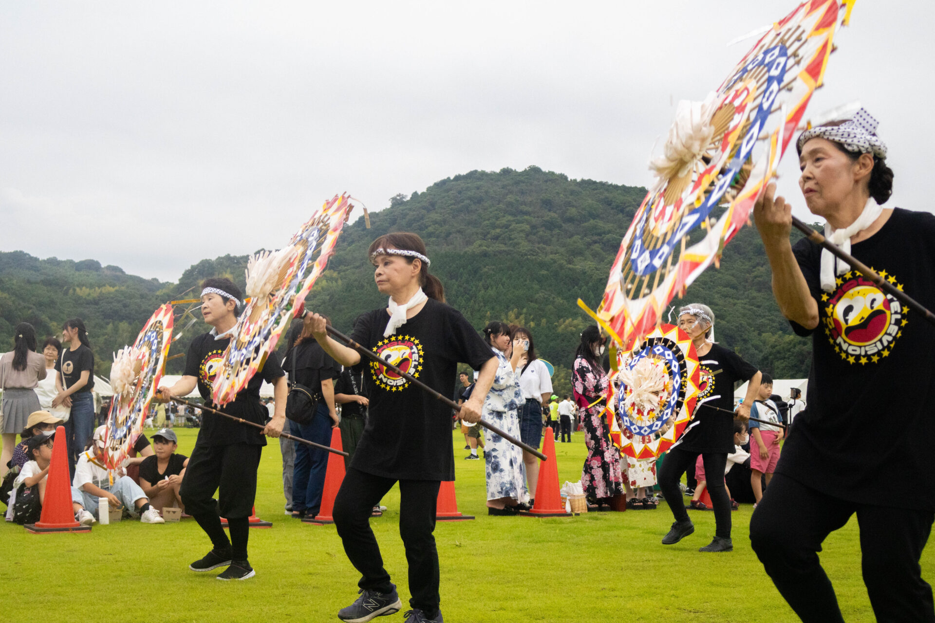 華々しい傘で踊る団体